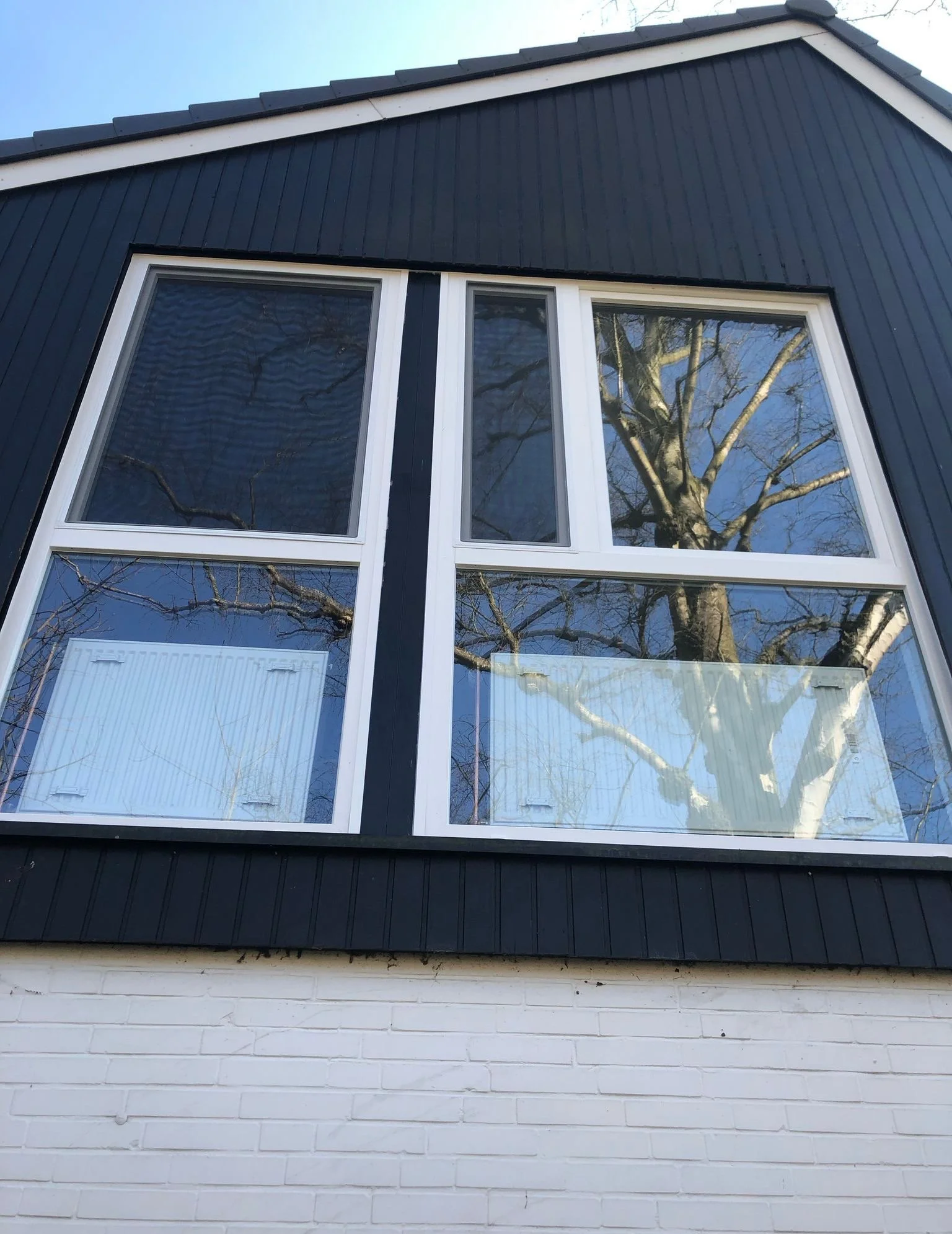 Große Fenster im OG in weiß, zweifach Verglasung