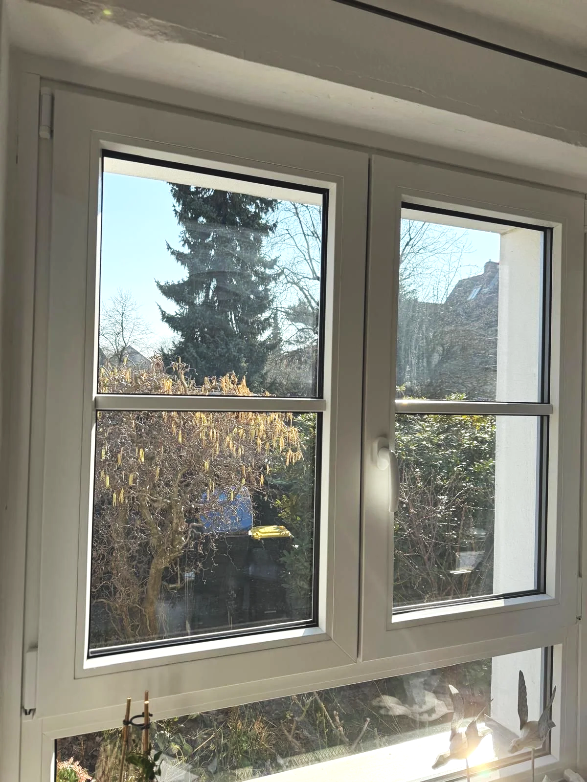 Weißes Fenster, zweifach verglast, zweiflügelig mit Sprossen mit Unterlicht