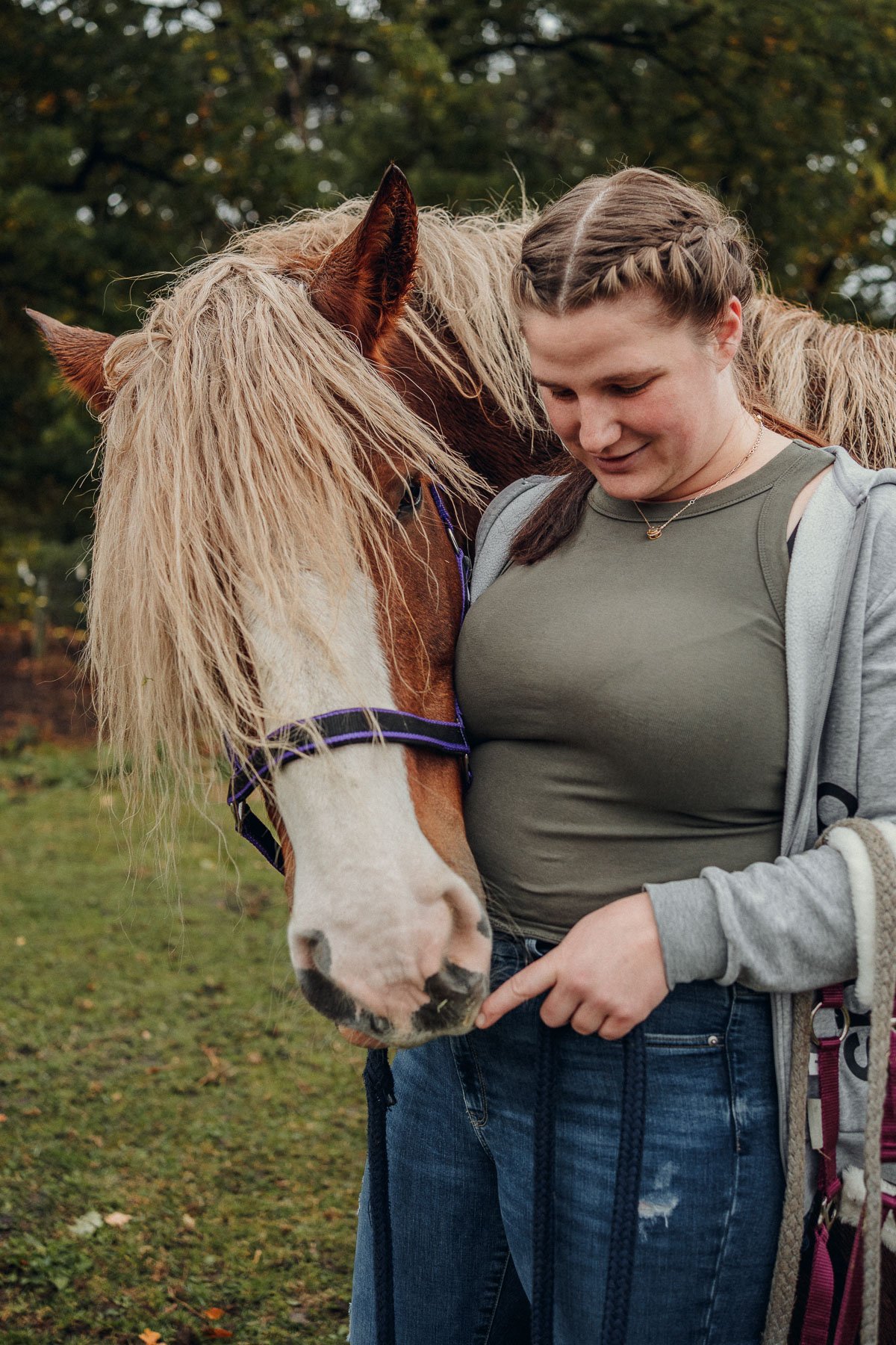 Erzieherin mit Pferd auf dem Stinshof