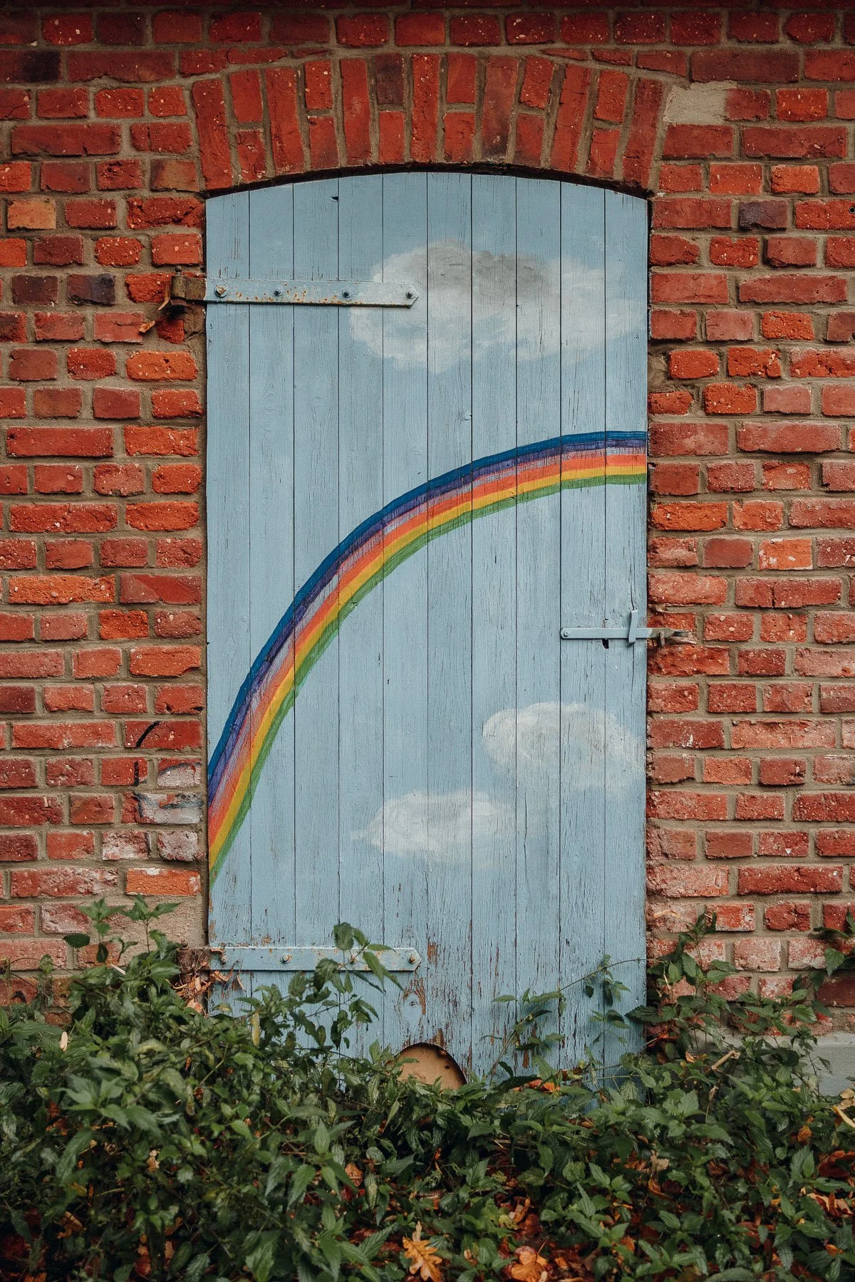 Bemalte Tür mit Regenbogenmotiv auf dem Stinshof im Landkreis Heidekreis