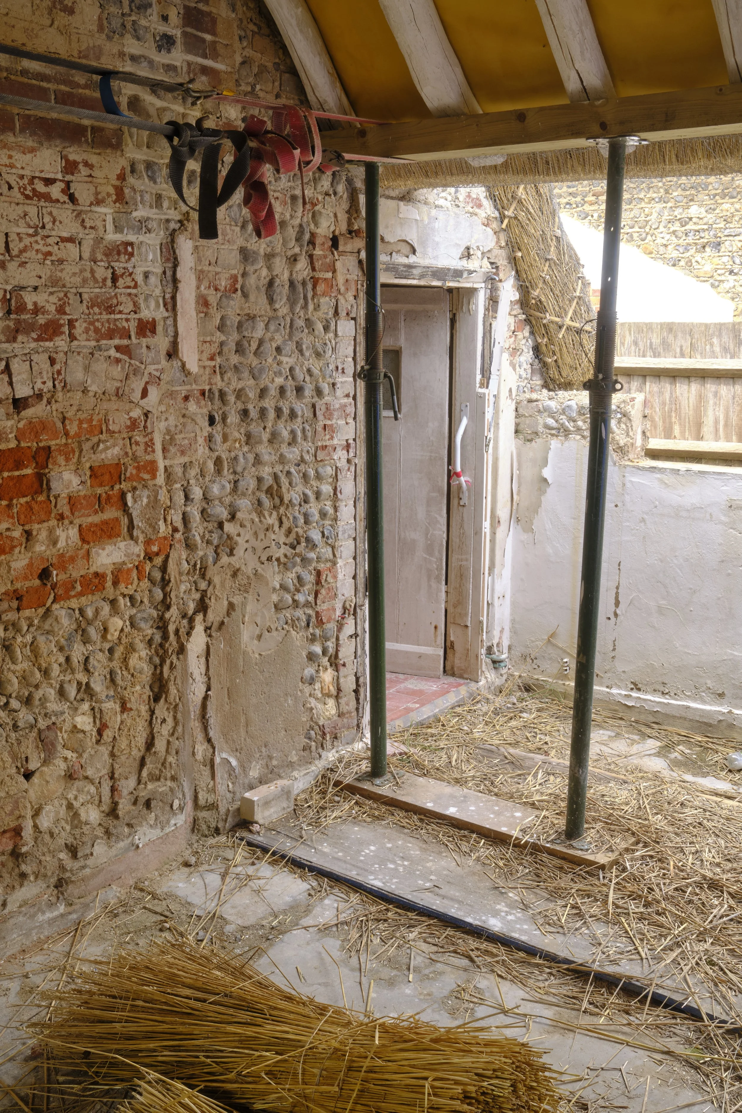 Outside Room - Inner roof and beam details 162.jpg