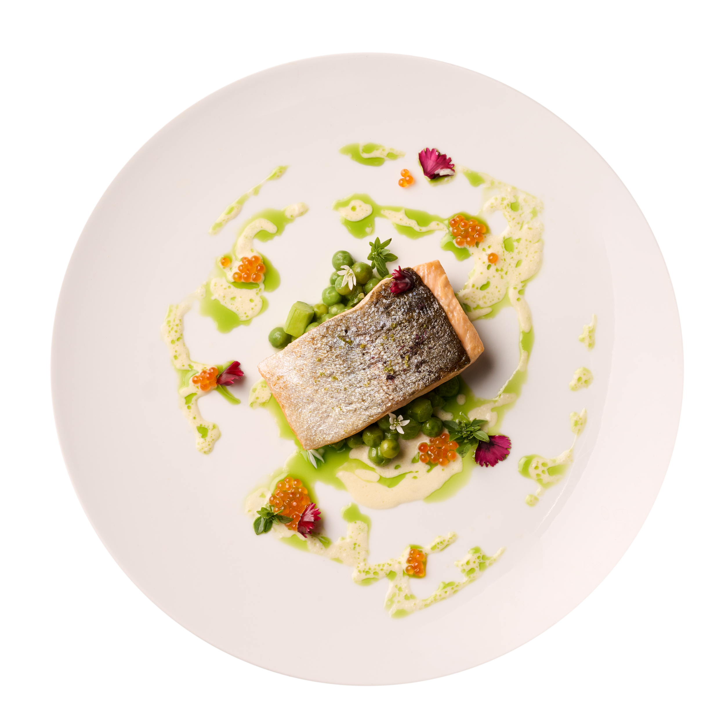 Un plat élégant avec un filet de poisson cuit, accompagné de jeunes pois, caviar d'algues, petites fleurs et un sorbet vert, présenté sur une assiette blanche;