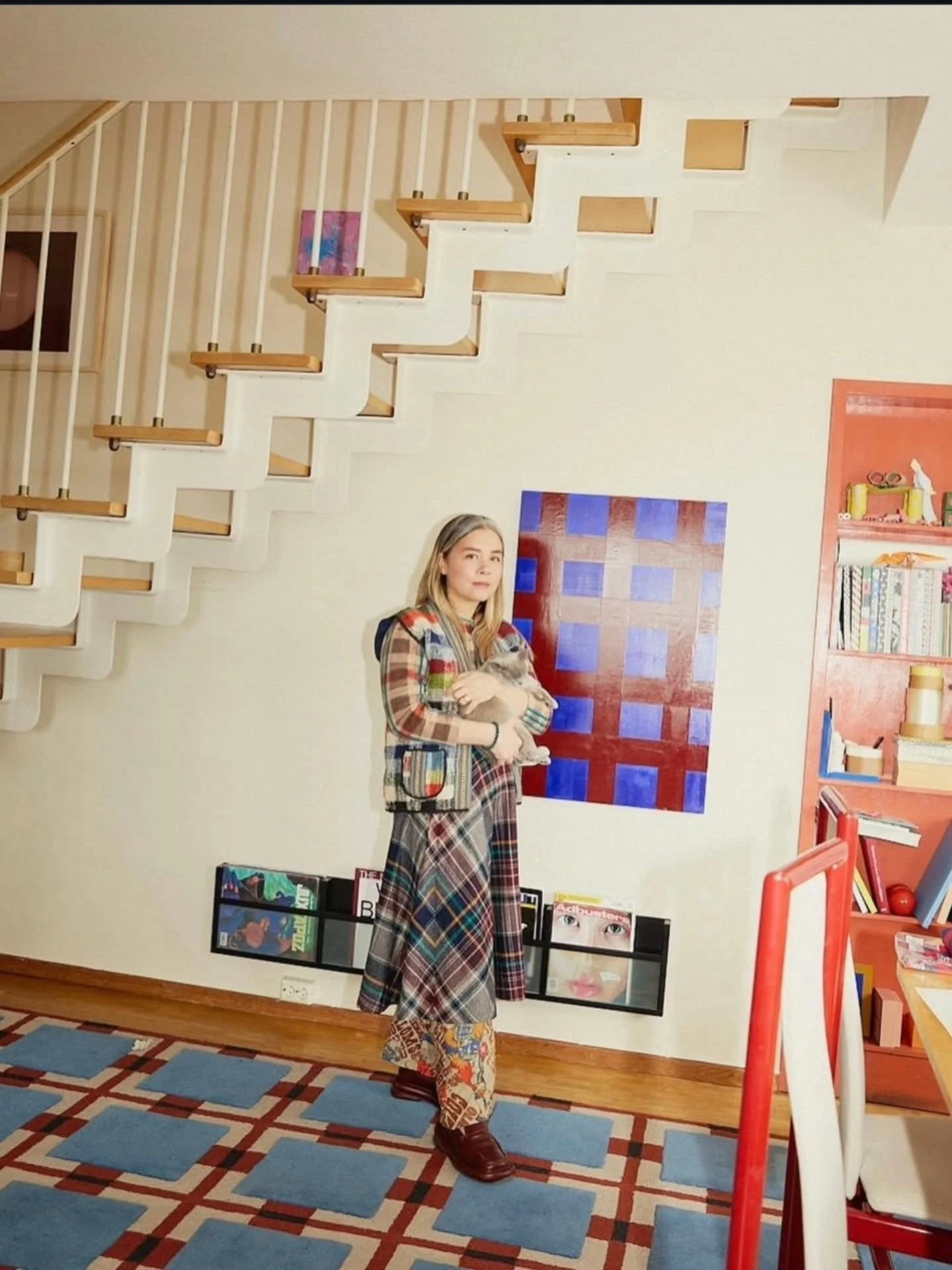 La artista sueca Evelina Kroon ha hecho del juego de entrelazar l&iacute;neas y colores su marca de f&aacute;brica. Gracias a su talento creativo, Kroon multiplica las colaboraciones con marcas del mundo de la decoraci&oacute;n (es el caso de Arket, 