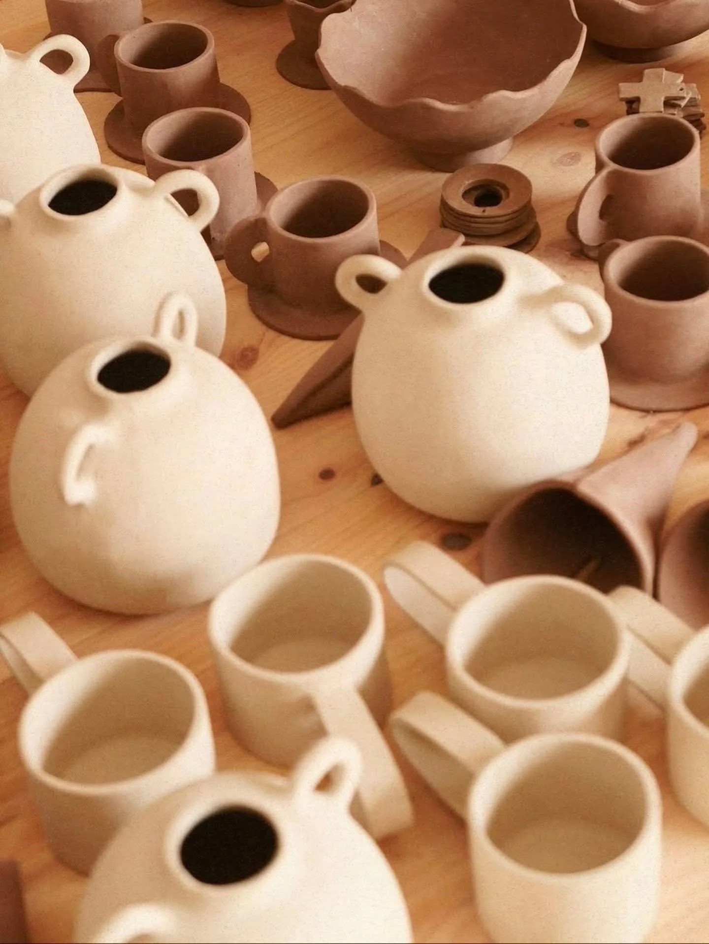 Detr&aacute;s de Ohyoko Ceramics est&aacute; Marta Gonz&aacute;lez Palacios, ceramista albacete&ntilde;a que, desde su peque&ntilde;o taller, crea preciosas piezas de decoraci&oacute;n en gr&eacute;s y joyas &uacute;nicas y atemporales, elaboradas to