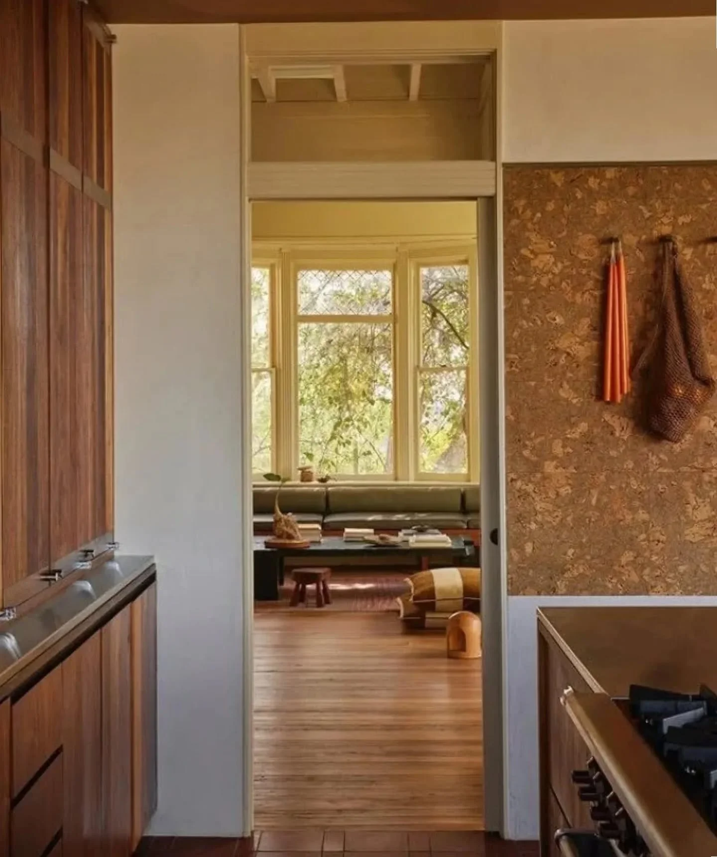 En las afueras de Los Angeles, la casa del arquitecto Patrick Bernartz, situada en el hist&oacute;rico barrio de Lincoln Heights, domina unas impresionantes vistas del horizonte urbano, y reivindica de forma magistral el esp&iacute;ritu californiano 