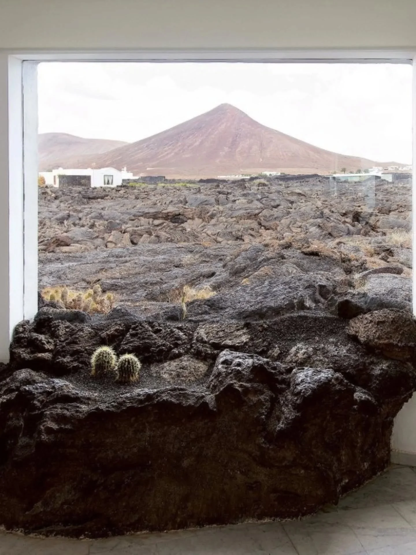 Desde el cielo, Lanzarote deja ver toda su belleza de su pasado volc&aacute;nico. Un trozo de tierra surgido del mar, sepultado por la lava desde el siglo XVIII. Lanzarote es la isla m&aacute;s singular y la m&aacute;s volc&aacute;nica del archipi&ea