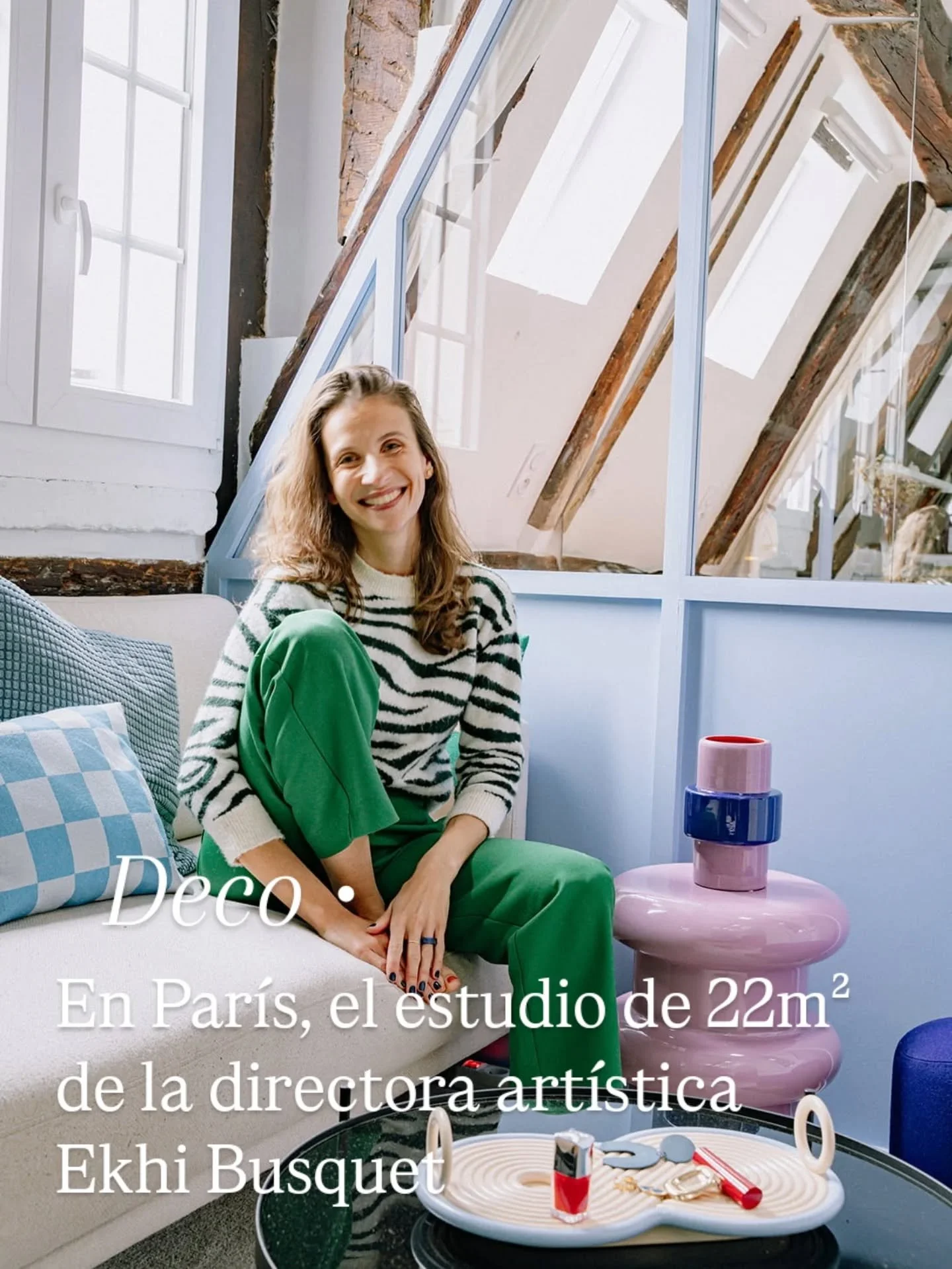 La directora art&iacute;stica Ekhi Busquet ha imaginado su estudio parisino de tan solo 22 m&sup2; como un refugio luminoso, funcional y creativo, donde el color azul iceberg del sal&oacute;n pone la nota de buen humor y cada rinc&oacute;n ha sido pe