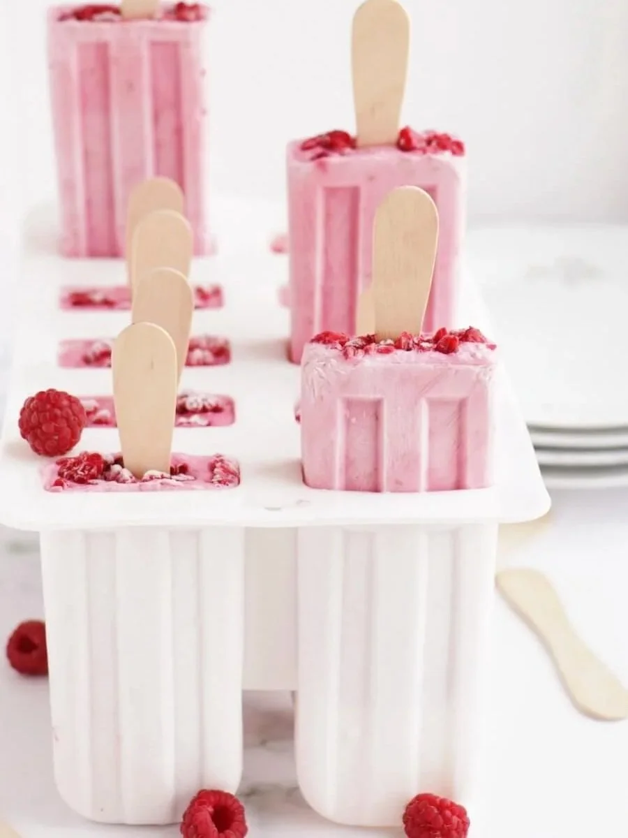 Polos caseros de yogur griego y frambuesas