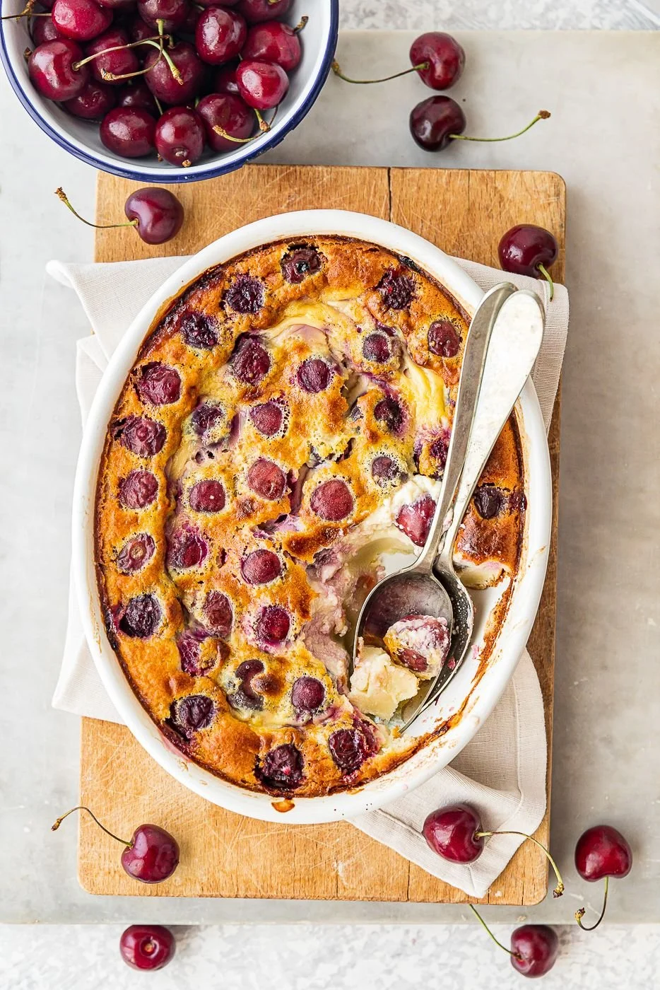 Clafoutis de cerezas: una receta deliciosa y fácil para cocinar con niños 