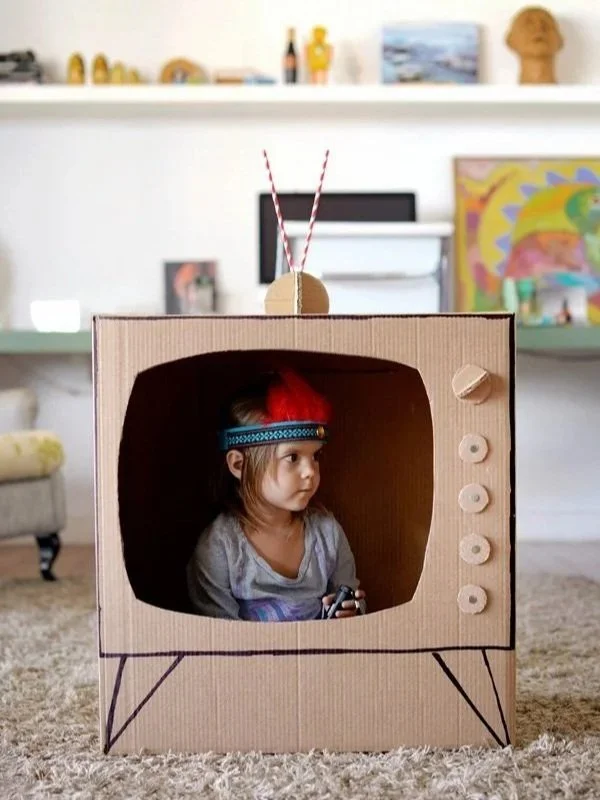 Por qué los niños prefieren la caja de cartón al juguete, según la neurociencia