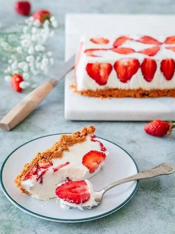 Pastel de galleta, chocolate blanco y fresas (sin horno)