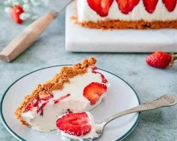 Pastel de galleta, chocolate blanco y fresas (sin horno)