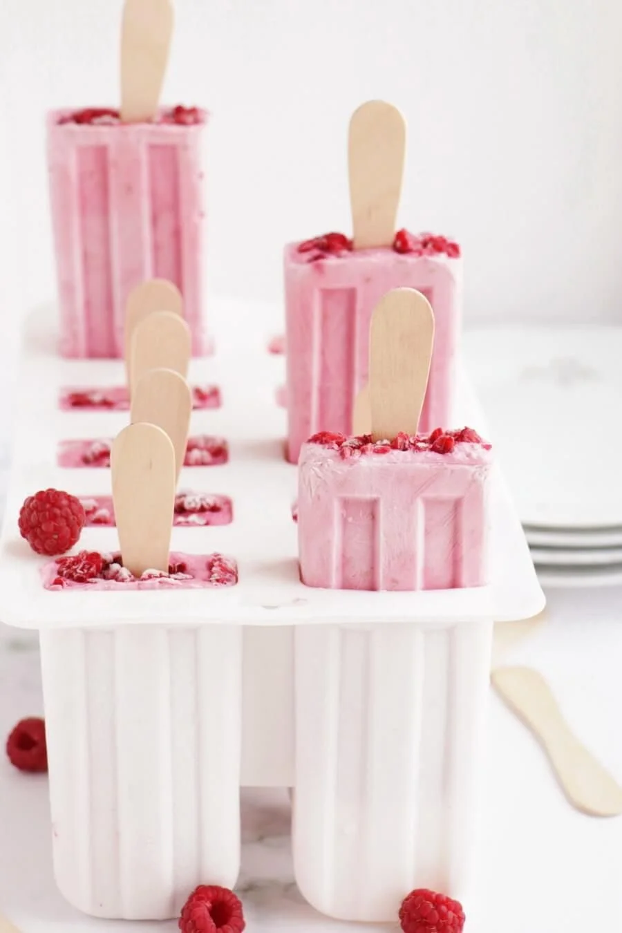 Polos caseros de yogur griego y frambuesas