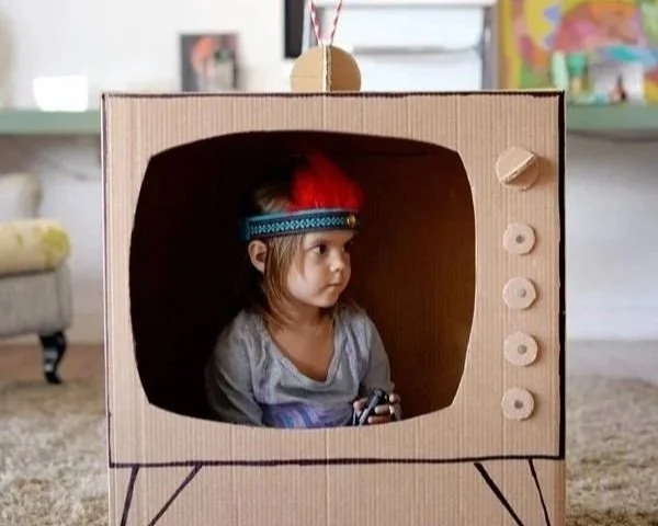 Por qué los niños prefieren la caja de cartón al juguete, según la neurociencia