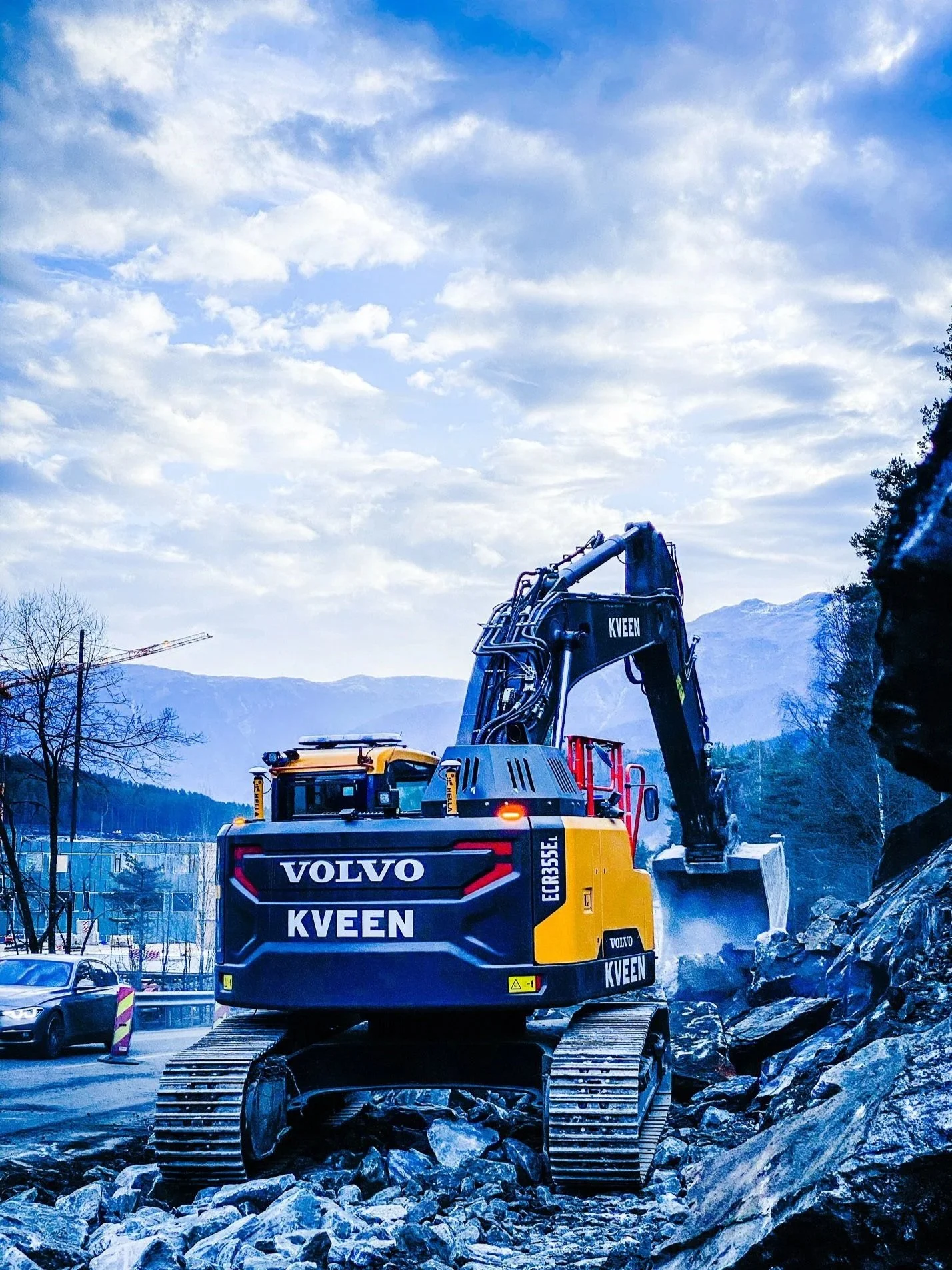 Gravemaskin i arbeid Kveen Anlegg