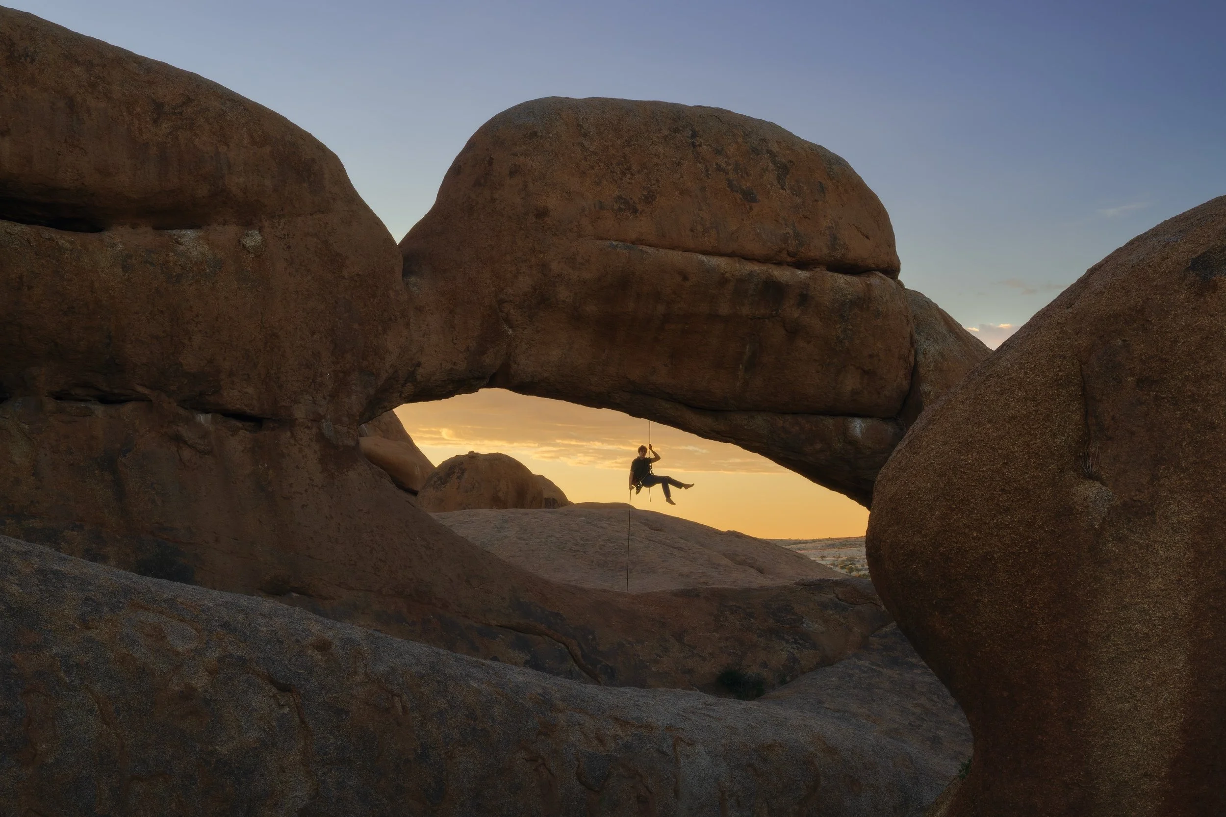 The famous Rock Arch at Spitzkoppe! 🇳🇦

Thanks @davidthompsonphotography for the amazing shots! 

#spitzkoppe #namibia #climb