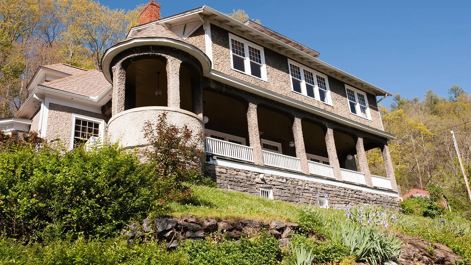 Marshall House Inn - 

Perched high on a hill, the Inn offers stunning views of the French Broad River as it flows through picturesque downtown Marshall. Just steps away you’ll discover live music, libations, art, shops, coffee, casual & fine dining.
