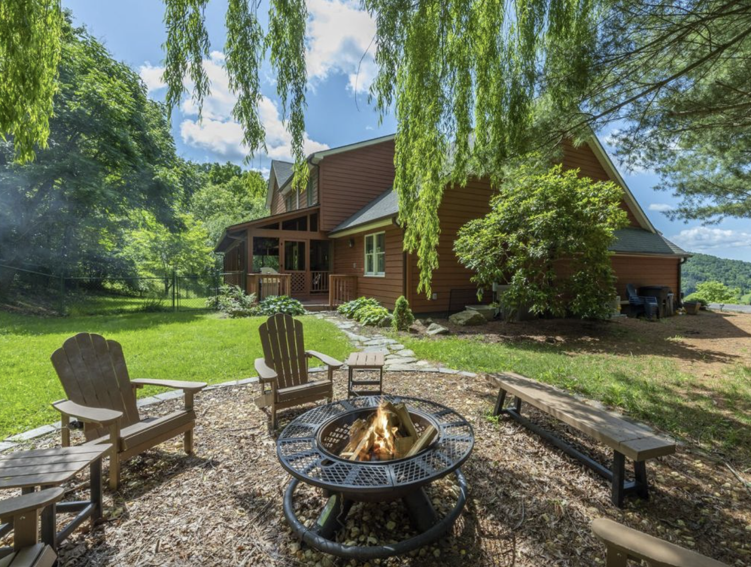 Yonder Luxury Vacation Rentals takes great pride in providing a hand-picked assortment of unique homes that will exceed your expectations. Enjoy Marshall’s mesmerizing beauty, create priceless memories, and luxuriate in the comfort and convenience of