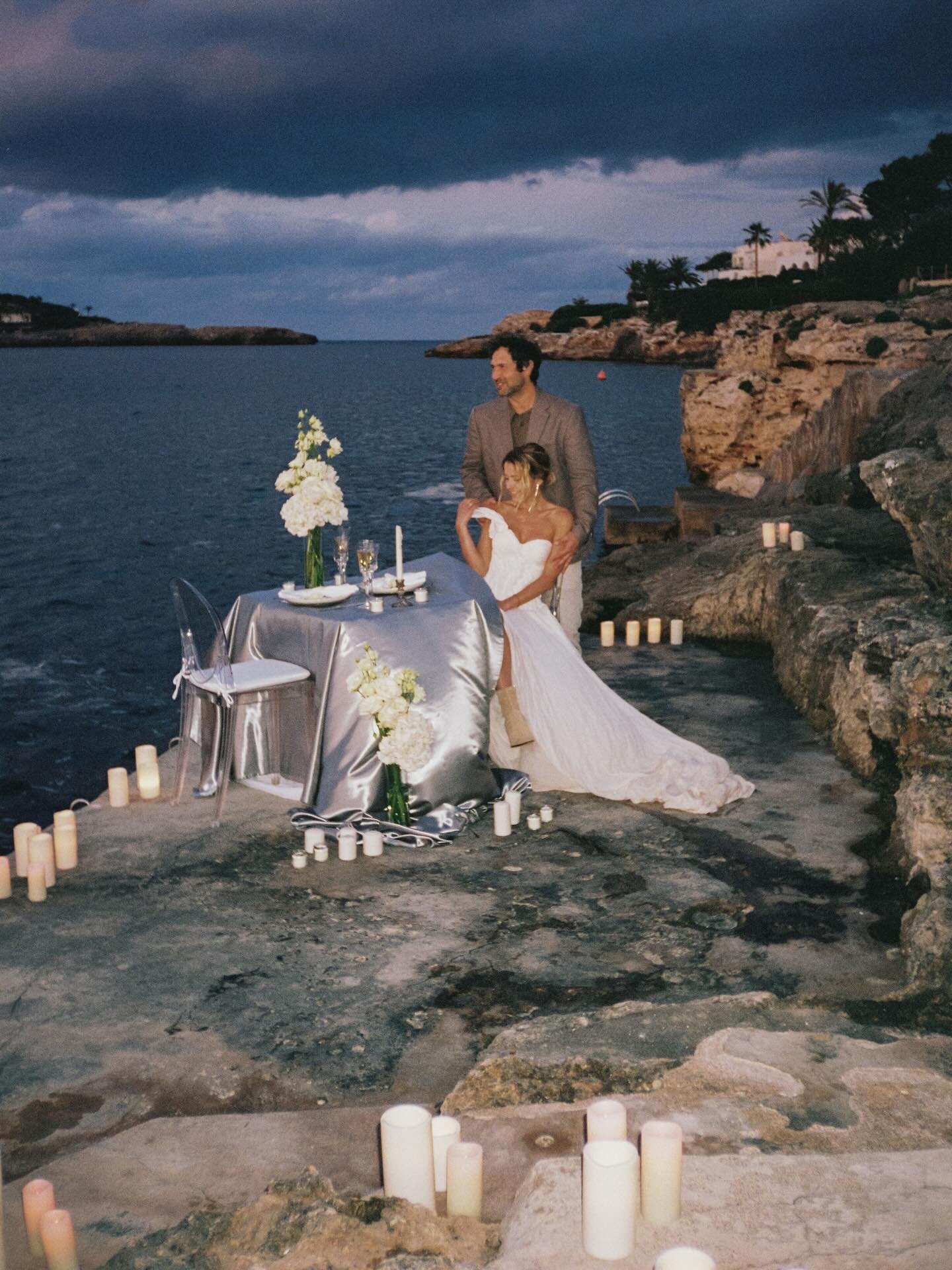 Adventure Elopement in Mallorca 🌅

M &amp; N sharing a romantic sunset dinner on the cliffs of Mallorca. The sea below, candles glowing, and the sky turning deep shades of blue. Just the two of them, celebrating love in the most intimate way.

Somet
