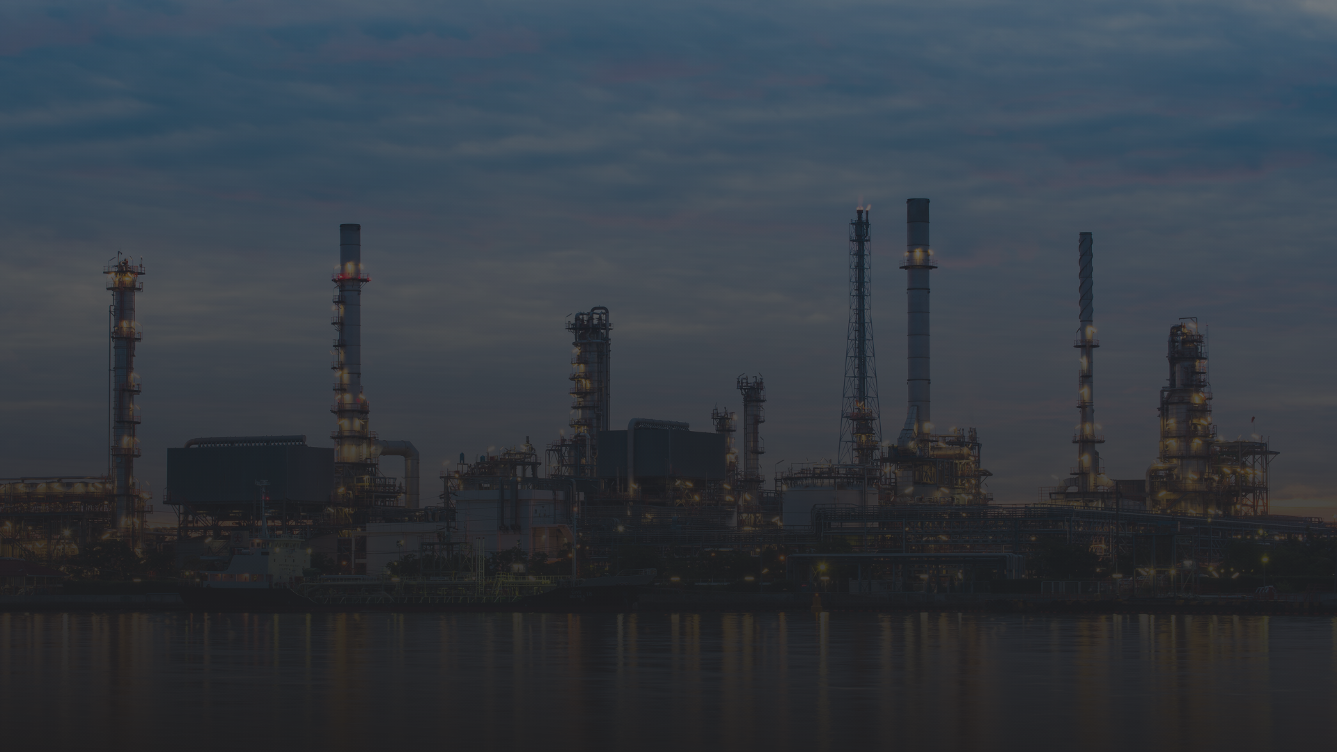 Fábrica de petróleo com torres de refinamento ao entardecer