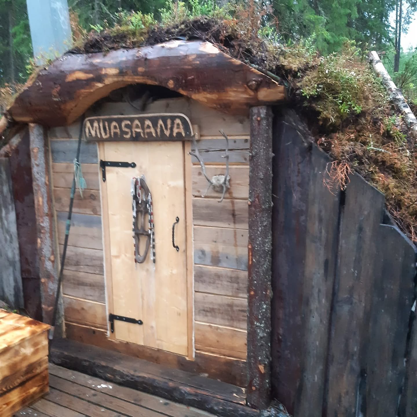 Muasaanan h&auml;m&auml;r&auml;ss&auml; tuoksuu haapap&auml;re ja tuli ritisee kiukaassa...maakuopista alkoi saunojen tarina. Jo tuhansia vuosia sitten...

In the twilight of Muasaana, the scent of aspen wood and the fire crackling in the stove... th