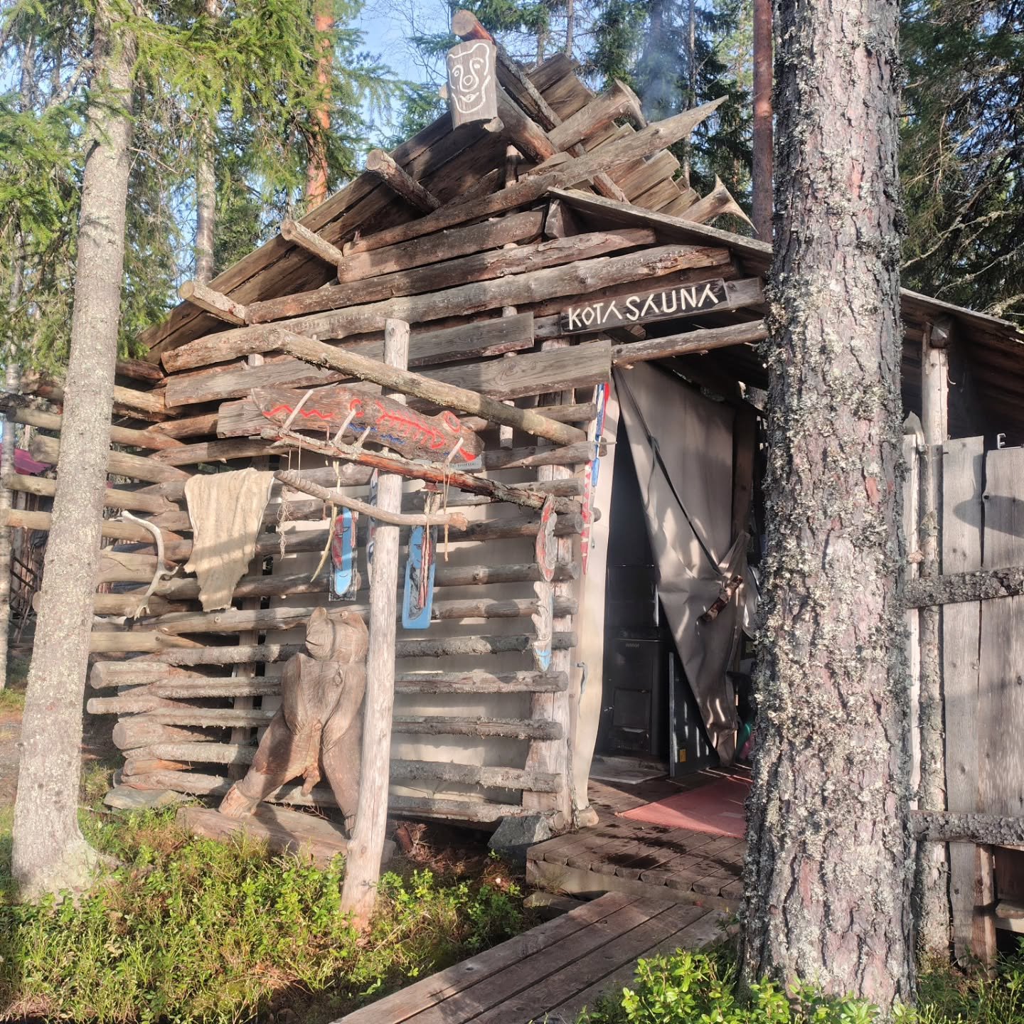H&auml;myis&auml;n Kotasaunan k&auml;tk&ouml;iss&auml; odottavat kosteat l&ouml;ylyt. 

Damp steam awaits in the dim Kotasauna.

.
.
.
#sauna #saunamaa #koli #loma #kes&auml;
