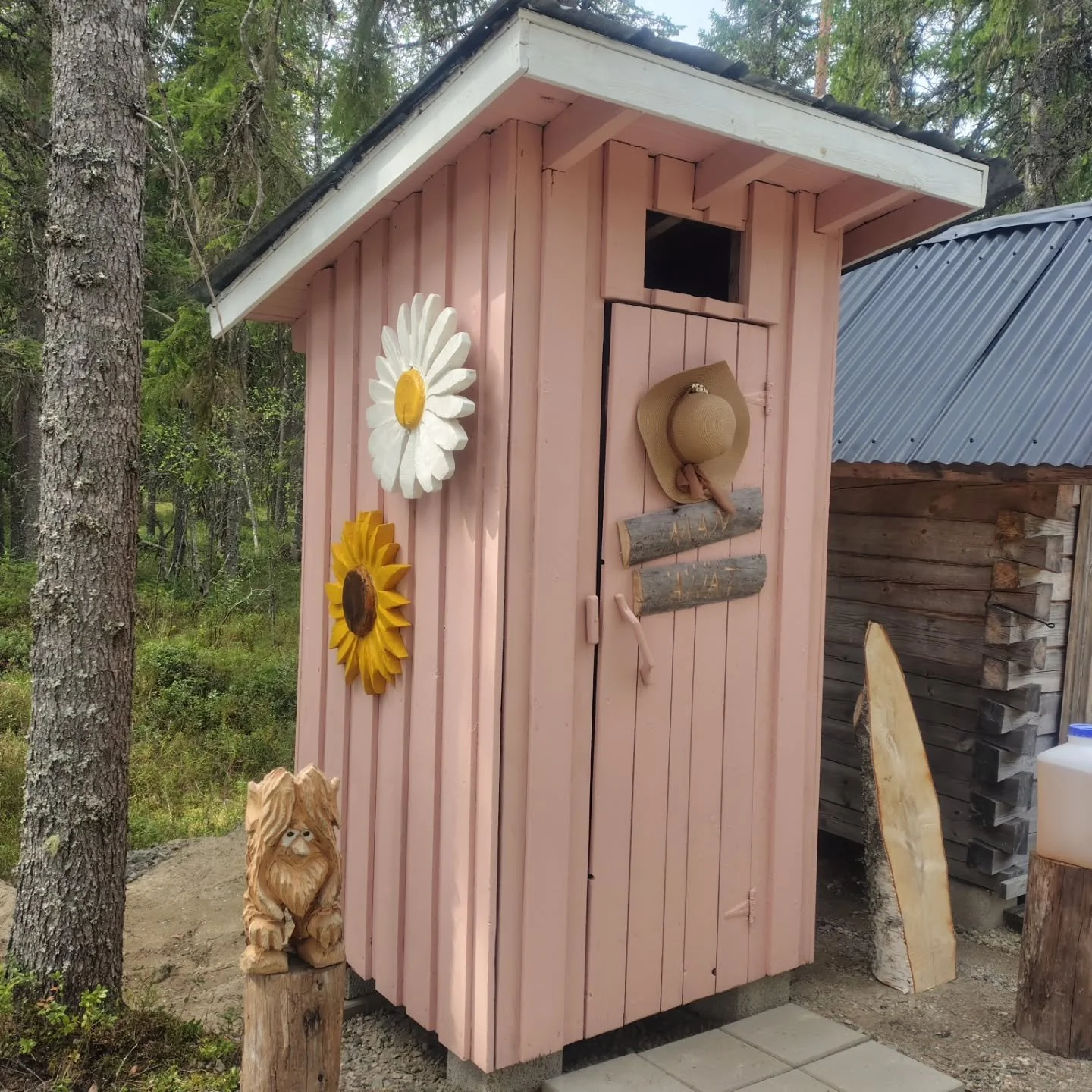 Melko mukavat vessat vai mit&auml;?

Nice toilets or what you think?

.
.
.
#saunamaa #saunaland #huussi #idea #loma