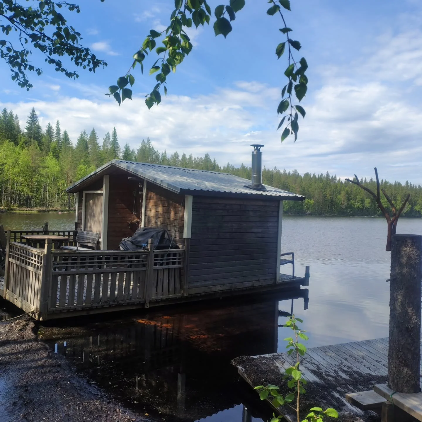 Lauttasaunalla selaamaan? Miksip&auml; ei! Pikku kammarin sohvalla on mukava torkkua leppoisten aaltojen keinunnassa. Lauran terassilla voi grillata tai muuten vain istuskella nauttien Vaikkoj&auml;rven rauhallisesta tunnelmasta.

Sailing on a ferry 