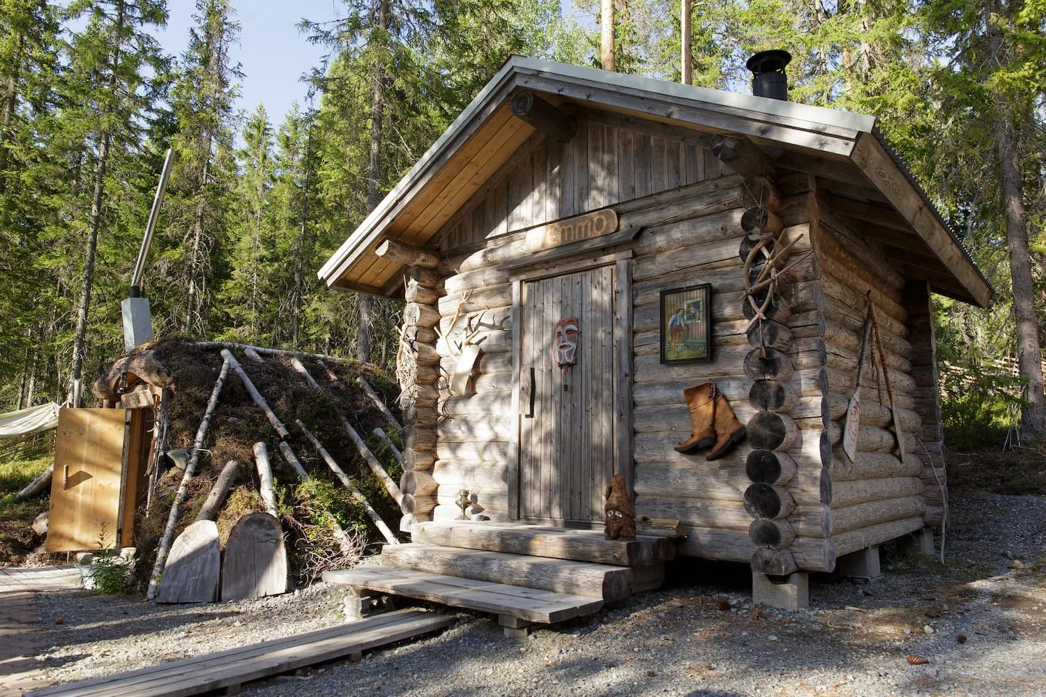 Saunamaan perinteinen hemmosauna metsän keskellä.