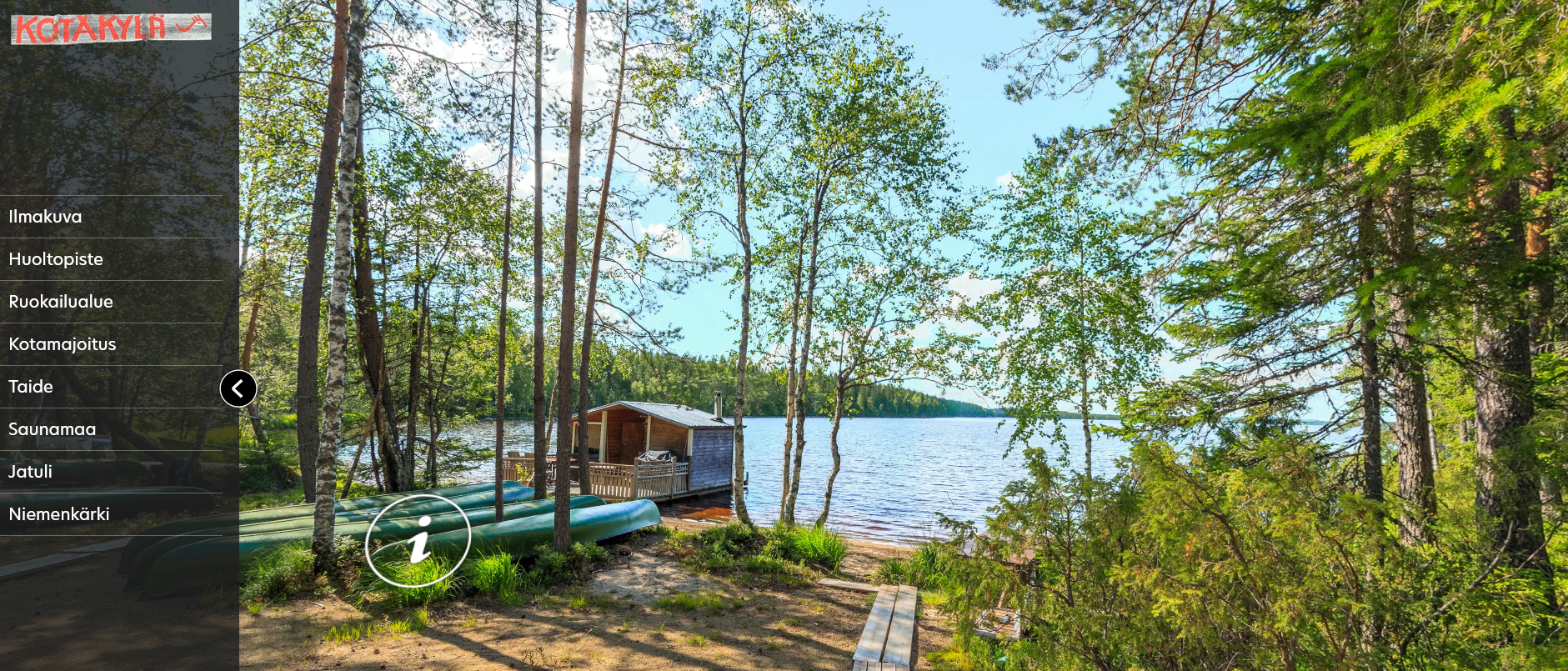 Kuva Saunamaan virtuaalikierrosnäkymästä, jossa lauttasauna ja kanootteja metsäisen järven rannalla.