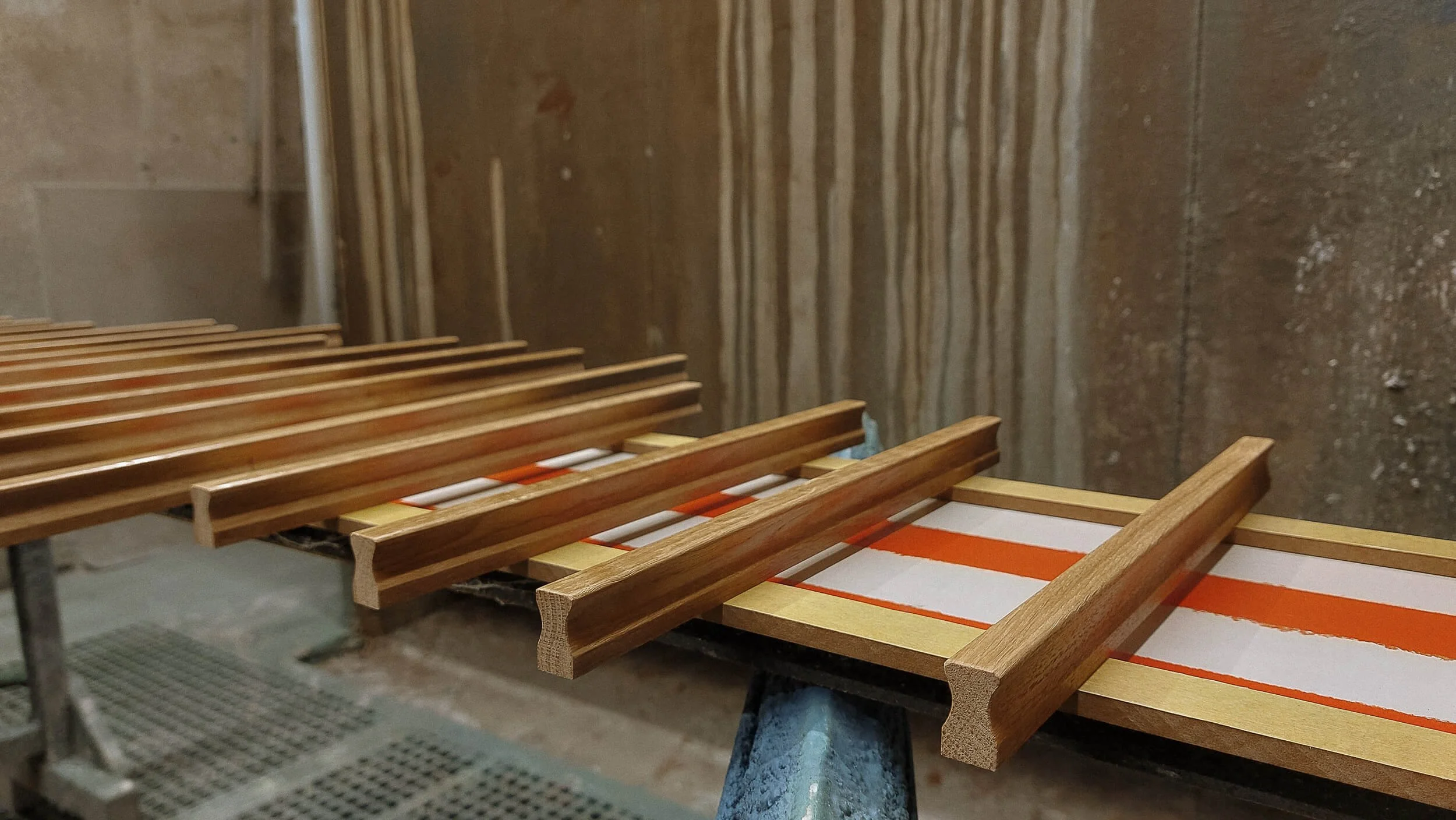 Holzrahmen für eine Matratze oder Bettrahmen werden in einer Werkstatt zusammengebaut.