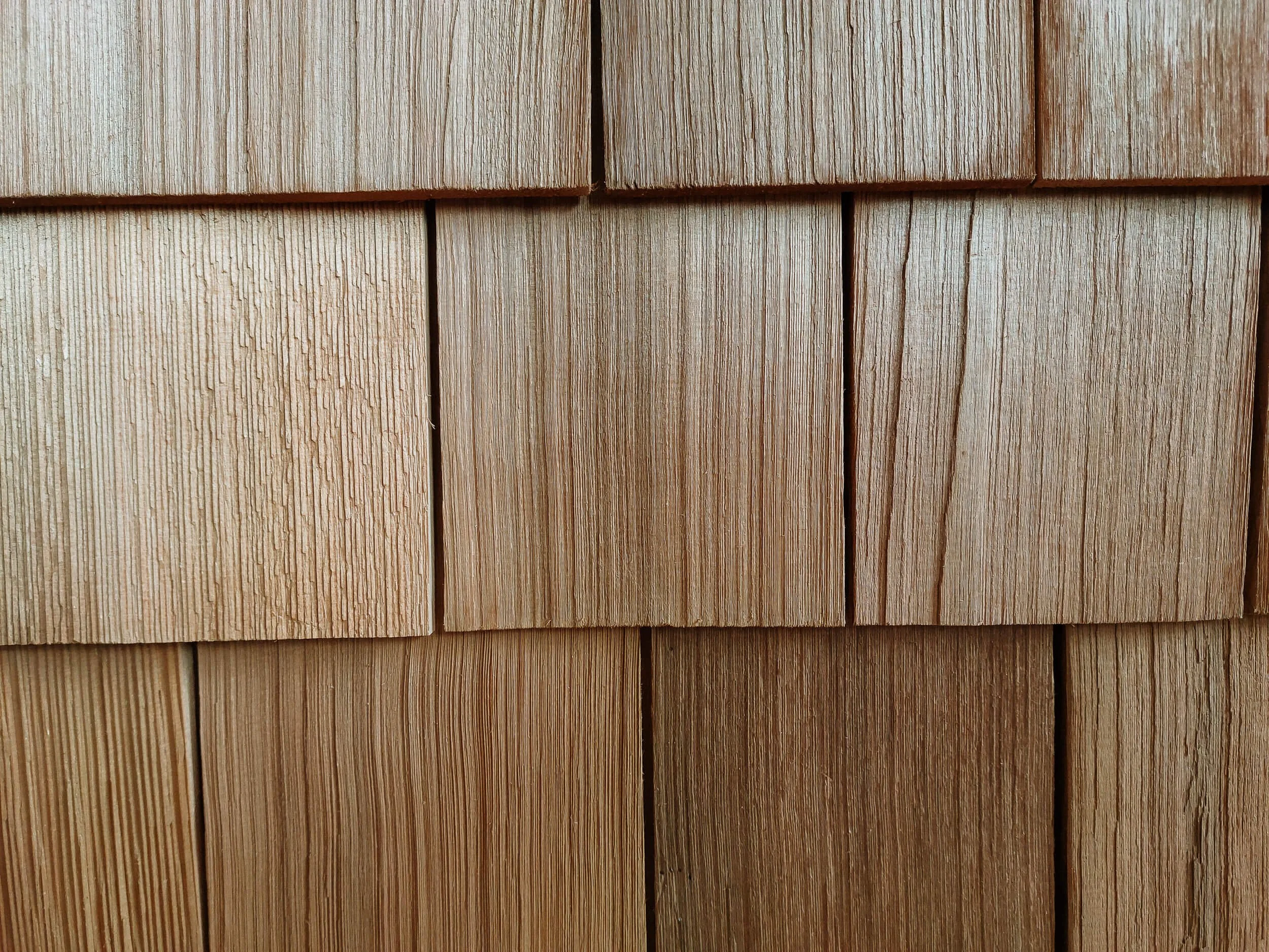 Nahaufnahme von Holzbrettern mit sichtbarer Maserung und Textur.