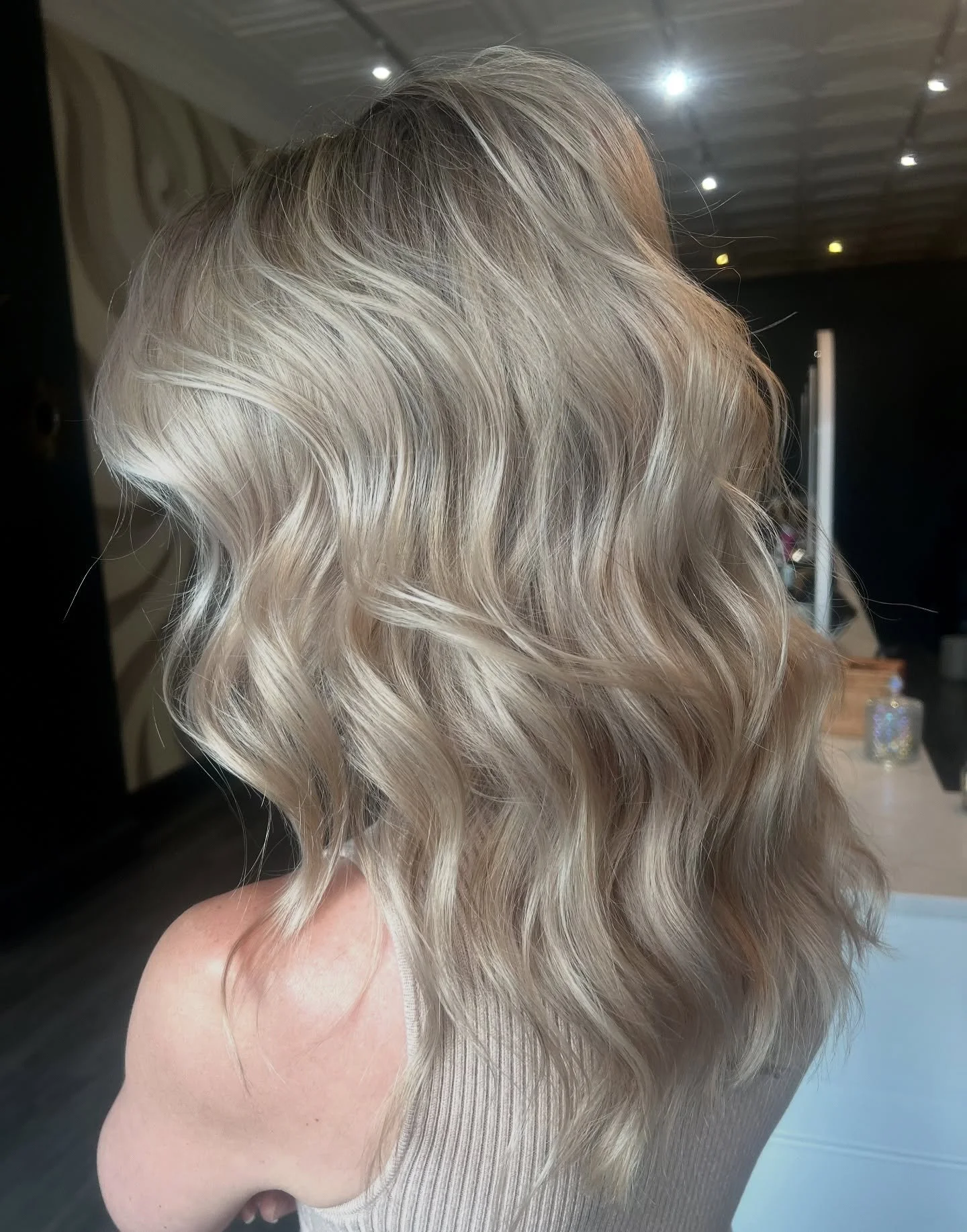 Light &amp; Bright!! A little glow, a lot of dimension✨ @hoosierkingnyc 
.
.
.
#sophistikate #sophistikatemadison #madisonnjsalon #morriscountyhair #madisonhair #blondegoals #blondespecialist #bestofblondes #beforeandafter #dimensionalblonde #coolblo