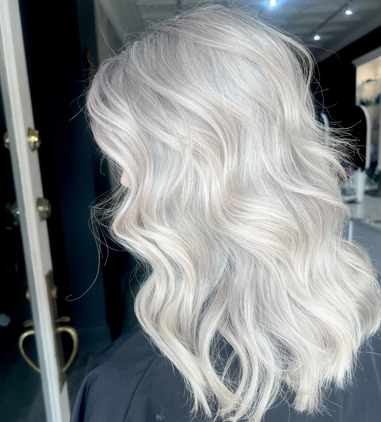 Platinum power with a peppered edge! @robynbeebepollack 
.
.
.
#sophistikatemadison #platinumblend #saltandpepper #greytransition  #platinumgrey #platinumblend #greyblending #icyblonde #silverjourney #skylightblonde Cut/Color @kate.hawtin