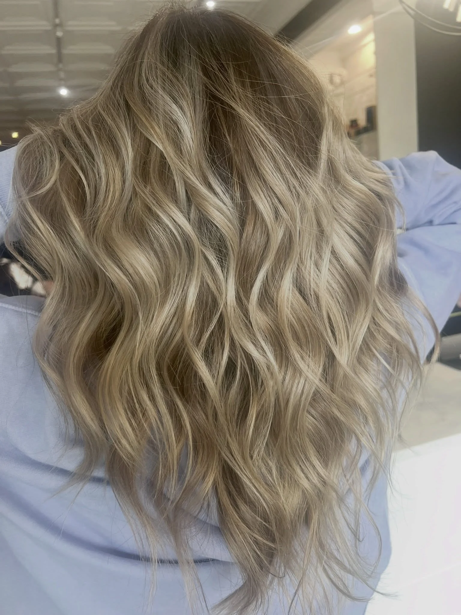 Obsessed with this glow-up! The perfect blend of cool tones, seamless blend, and that effortless texture. Not your average blonde 🥂 @laurynnovak 
.
.
.
#sophistikate #sophistikatemadison #madisonnjsalon #morriscountycolorist #blondespecialist bestof