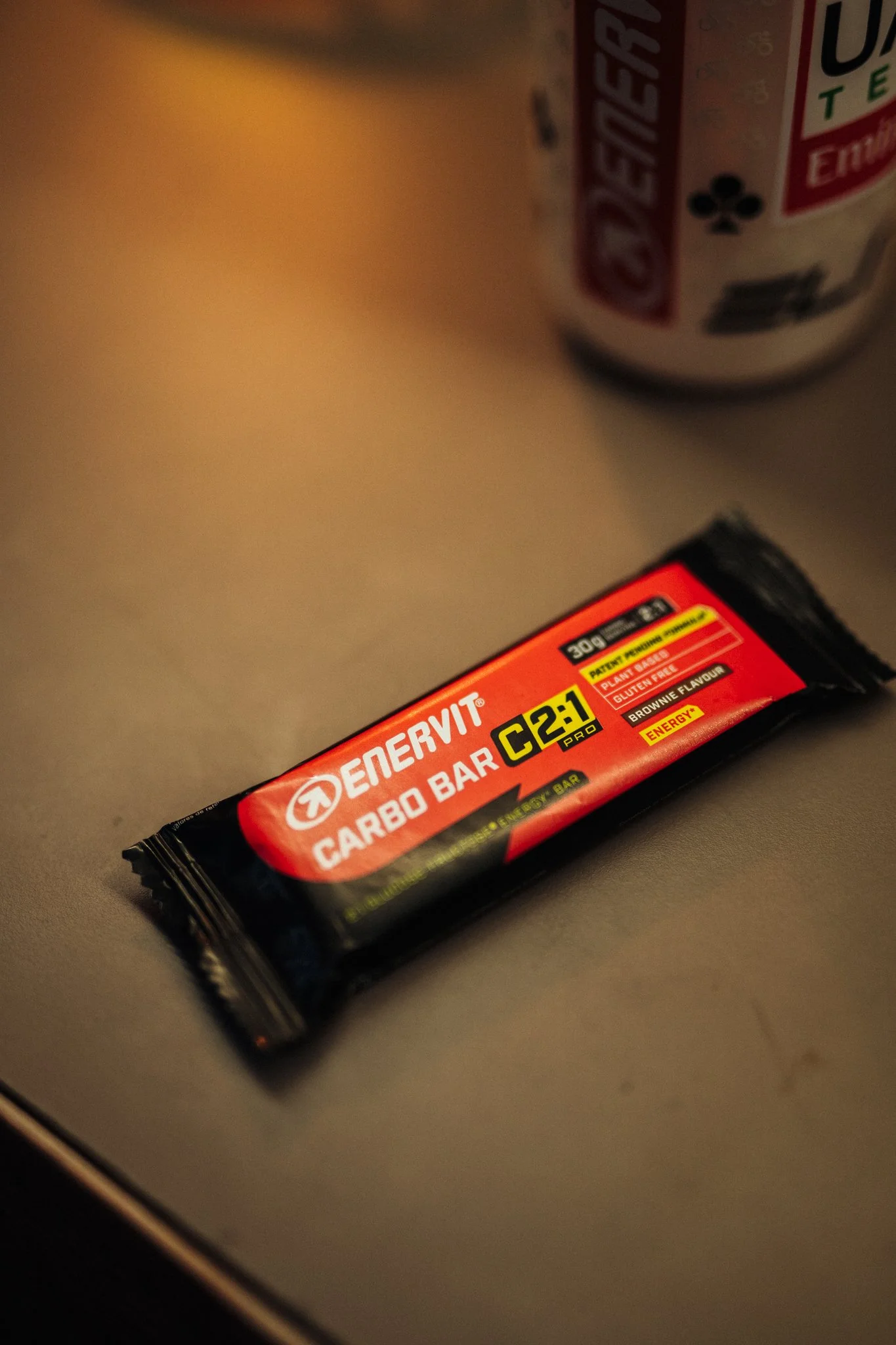 Barra energetica Enervit C2:1 Pro con confezione nera, rossa e gialla, che indica energia, carboidrati e gusto cioccolato.