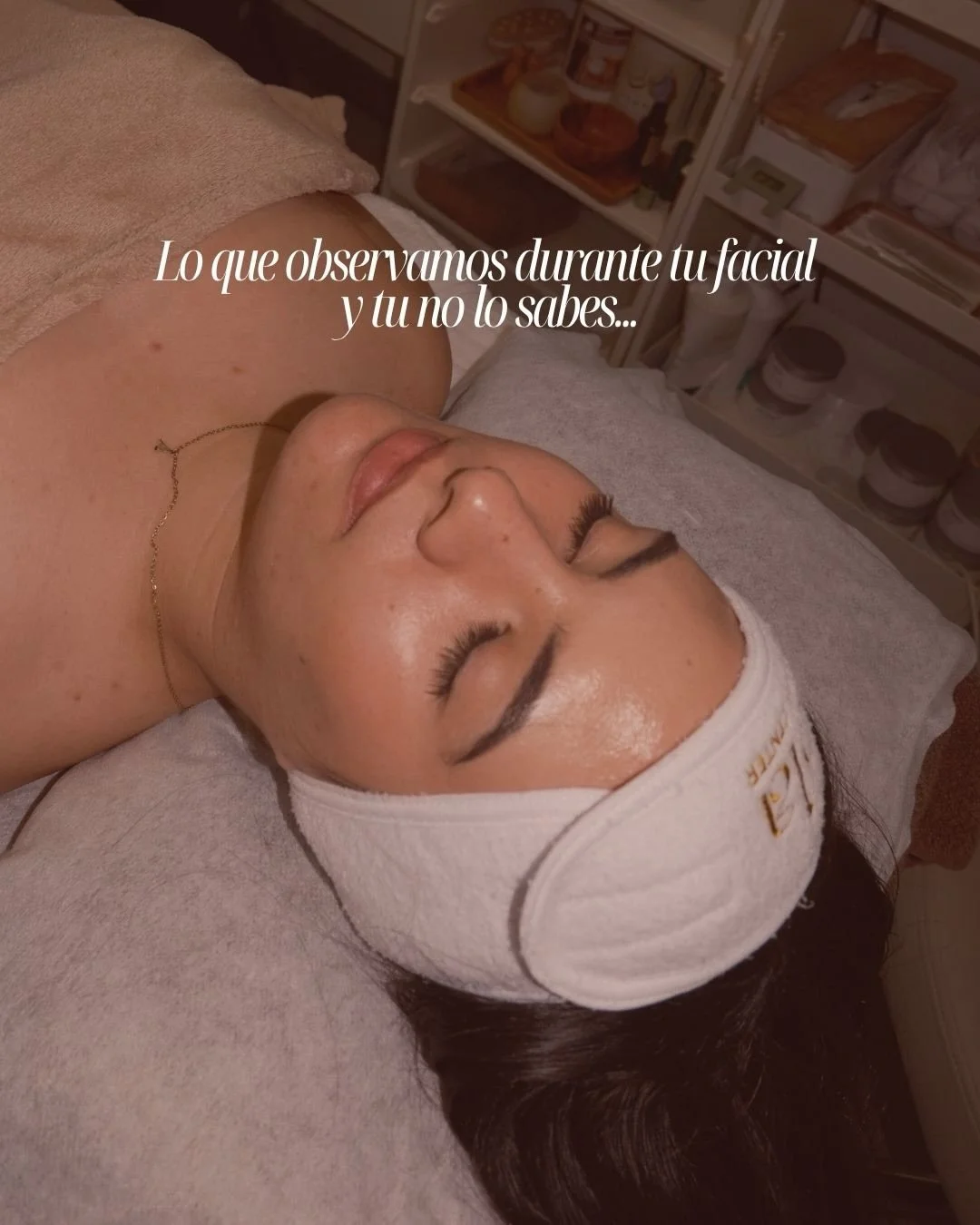 Una buena esteticista no solo mira la piel. Mira todo ✨

Y lo que encuentra muchas veces refleja semanas de tensi&oacute;n acumulada que el cuerpo no ha tenido oportunidad de soltar.

En Ohlola nos encargamos de que ese momento llegue. Del estr&eacut