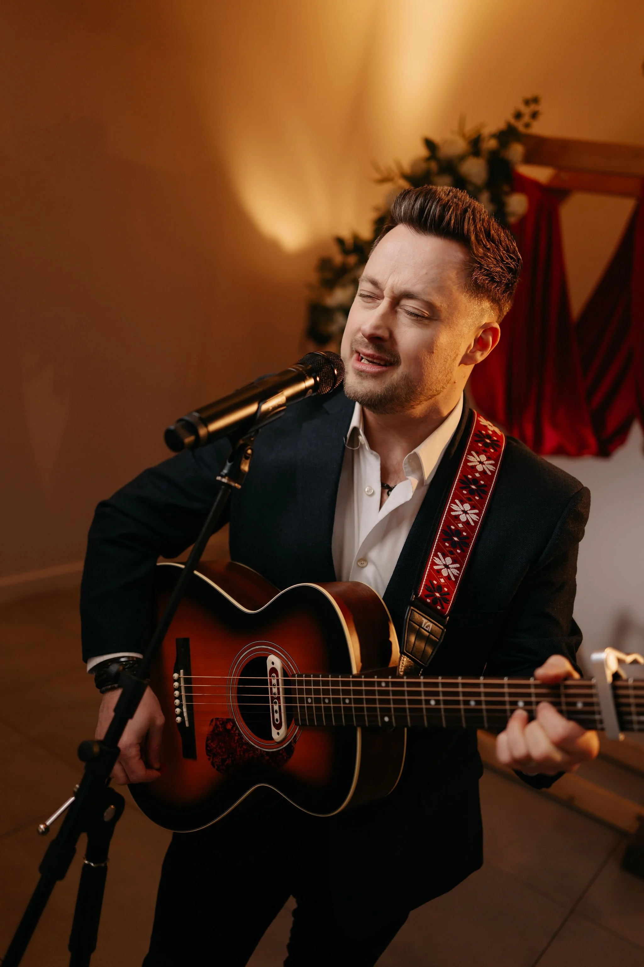 Gloucestershire & Cotwolds acoustic guitarist