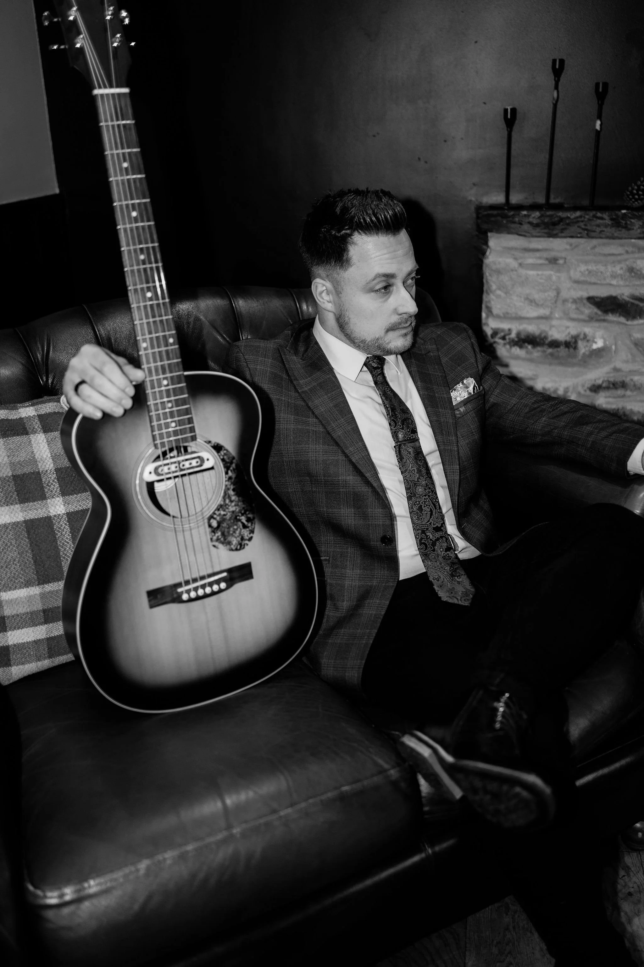 wedding musician and entertainment with guitar
