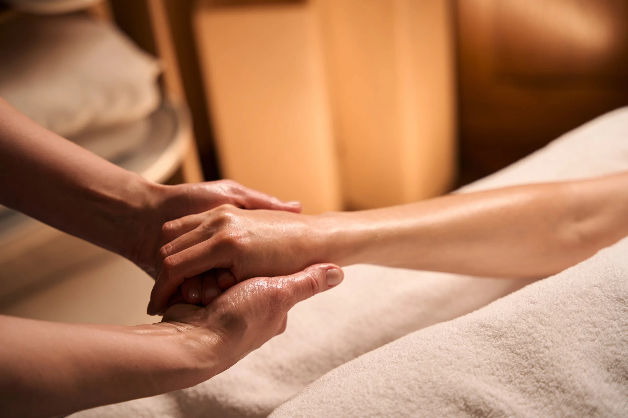 qualified-massotherapist-giving-relaxing-hand-mass-2026-01-05-06-23-43-utc.jpg