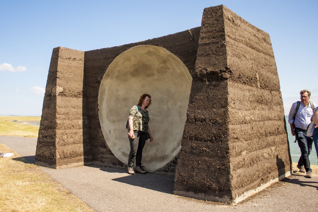 Uniek kunstwerk in stampleem met natuurlijke gelaagdheid en tijdloze uitstraling
