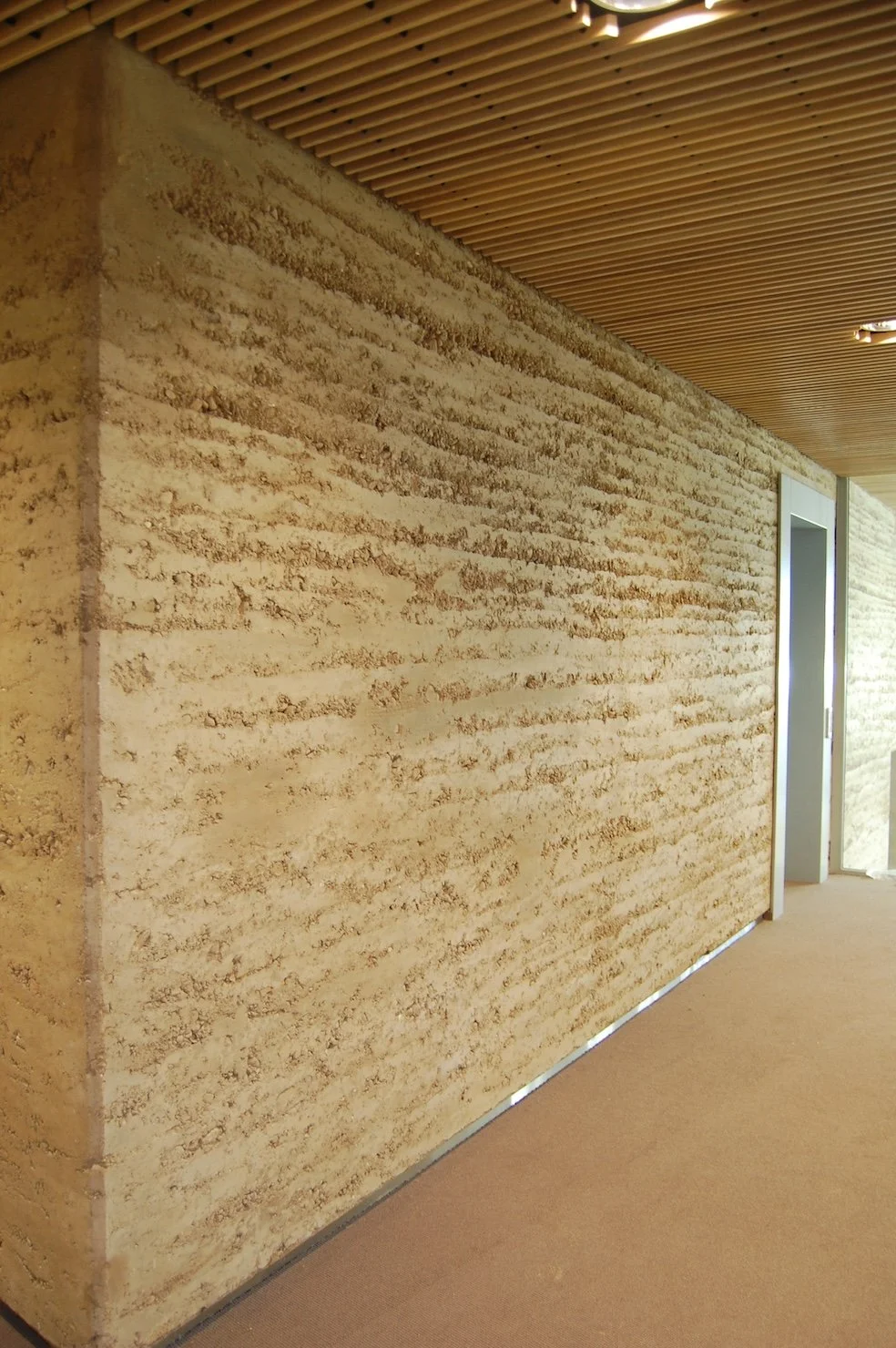 Rammed earth wand in Gemeentehuis Coevorden met lift