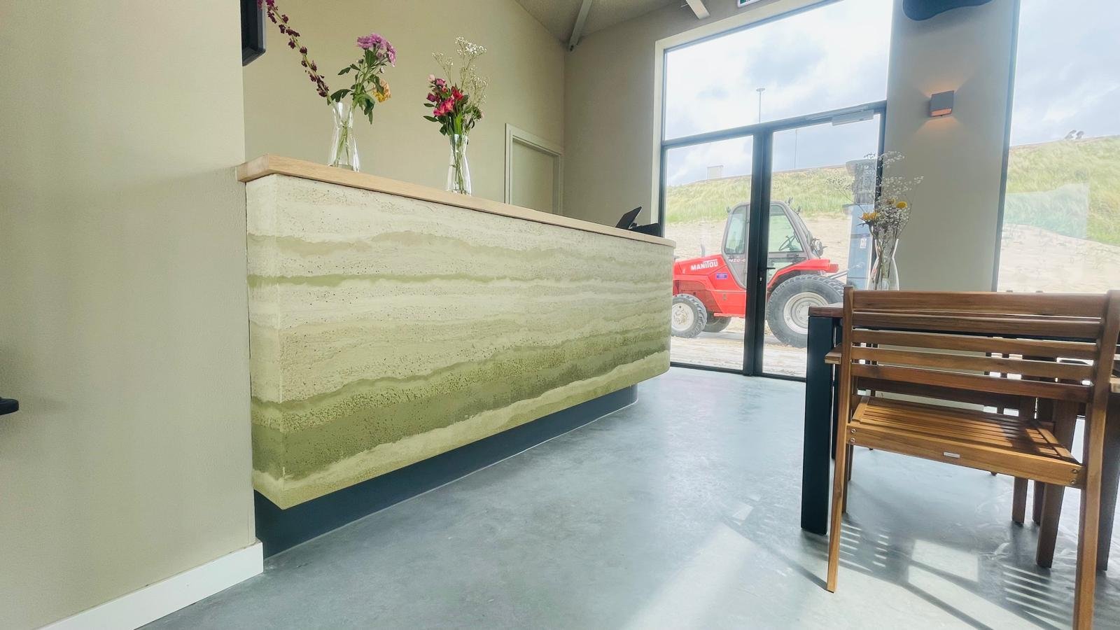 Textuur en kleurdetails van stampleem look bar met pigmenten bij Bloomingdale