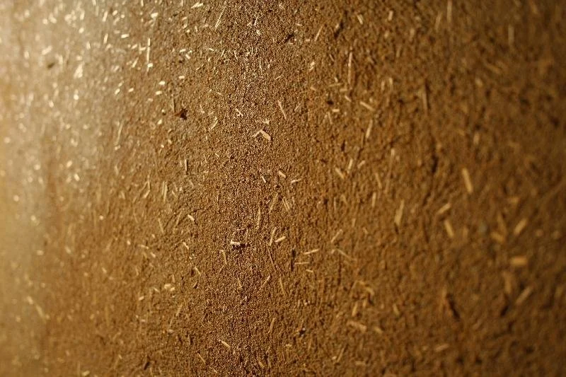 Close-up van een bruine vloer met houtspaanders.
