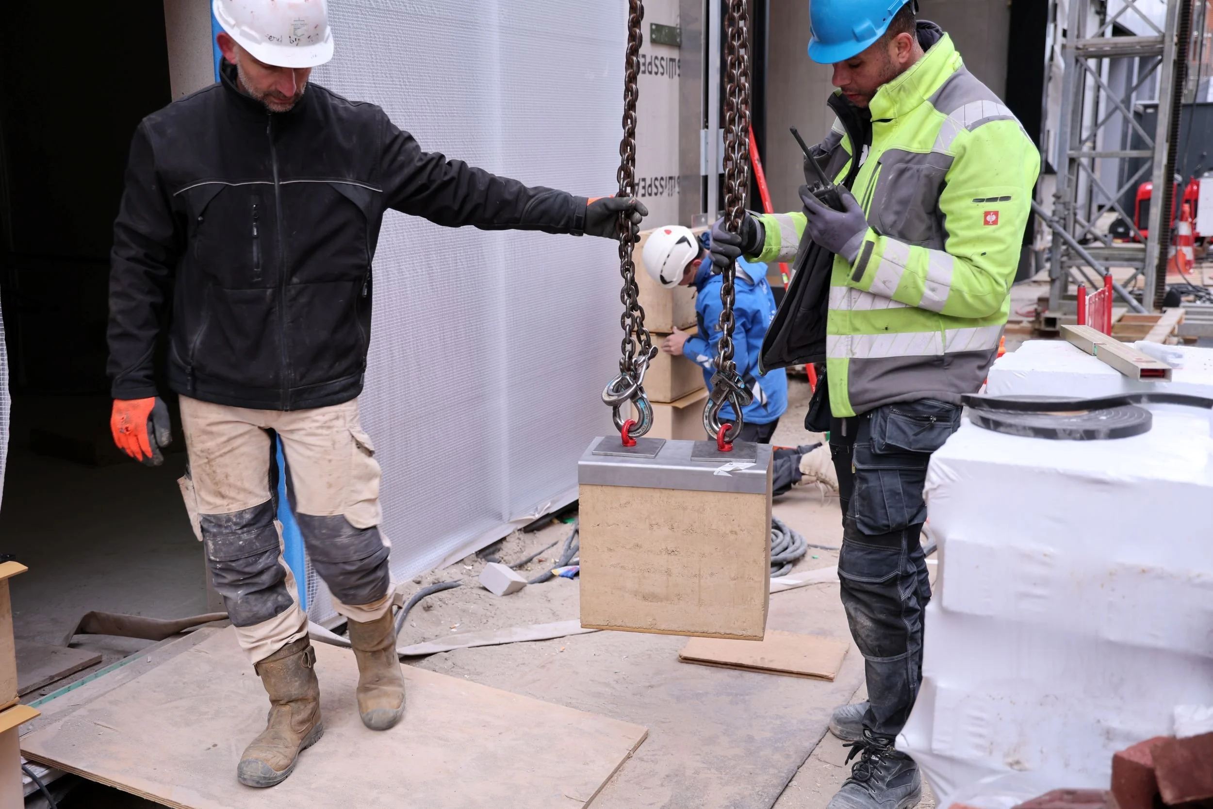 Euroleem team tijdens bouw van stampleem element met natuurlijke aardmaterialen
