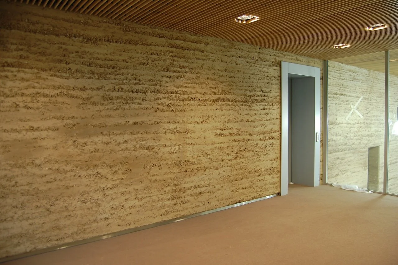 Leem stukadoorswerk en rammed earth toepassing in Stadhuis Coevorden