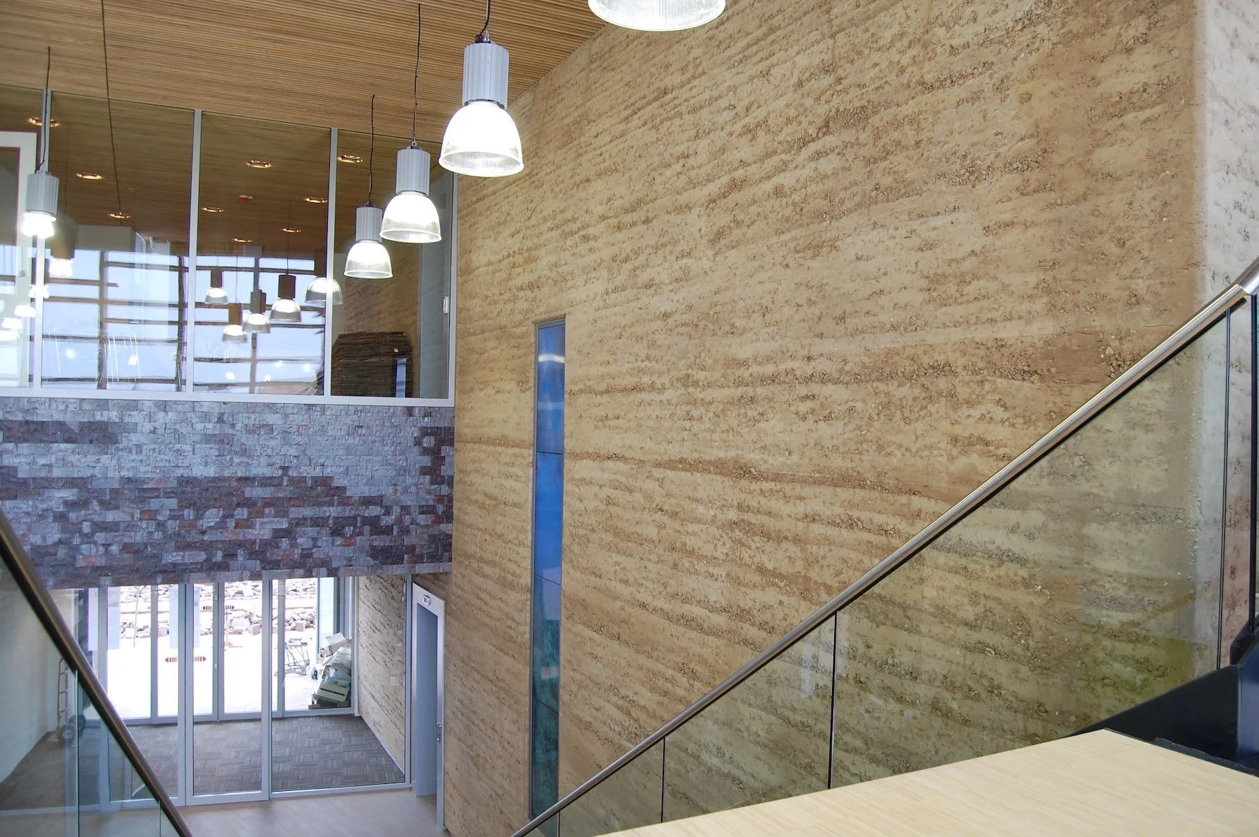 Stampleem wand met trap in Gemeentehuis Coevorden door leem stukadoor