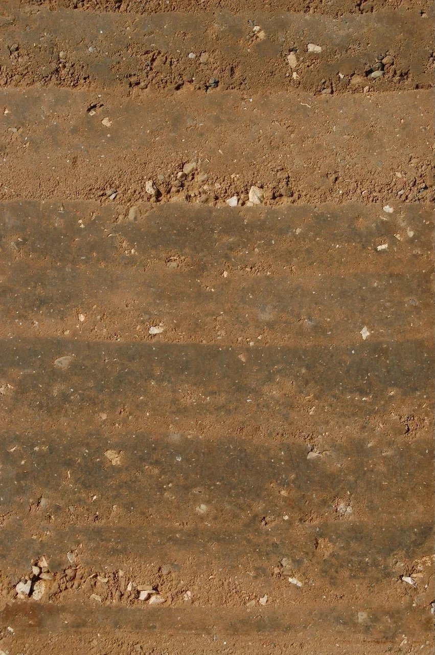 Prefab stampleem element met gelaagde aardstructuur en unieke uitstraling
