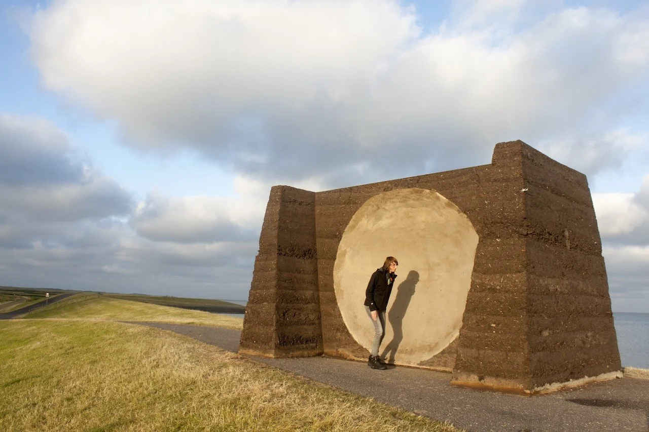 Rammed earth kunstwerk vervaardigd uit biobased materialen en lokale grondstoffen