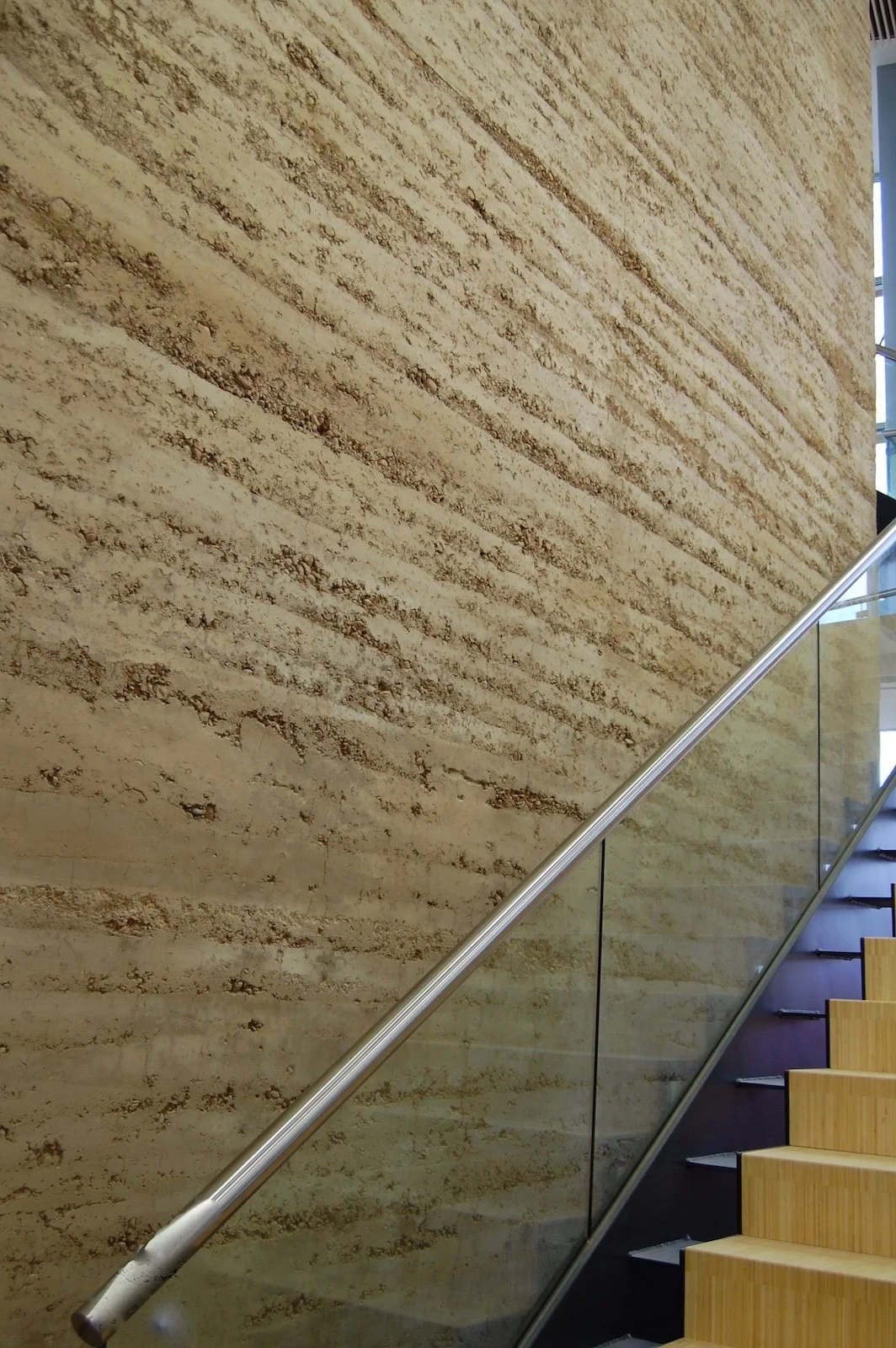 Detail met textuur van aardlagen in leem wand gemeentehuis Coevorden